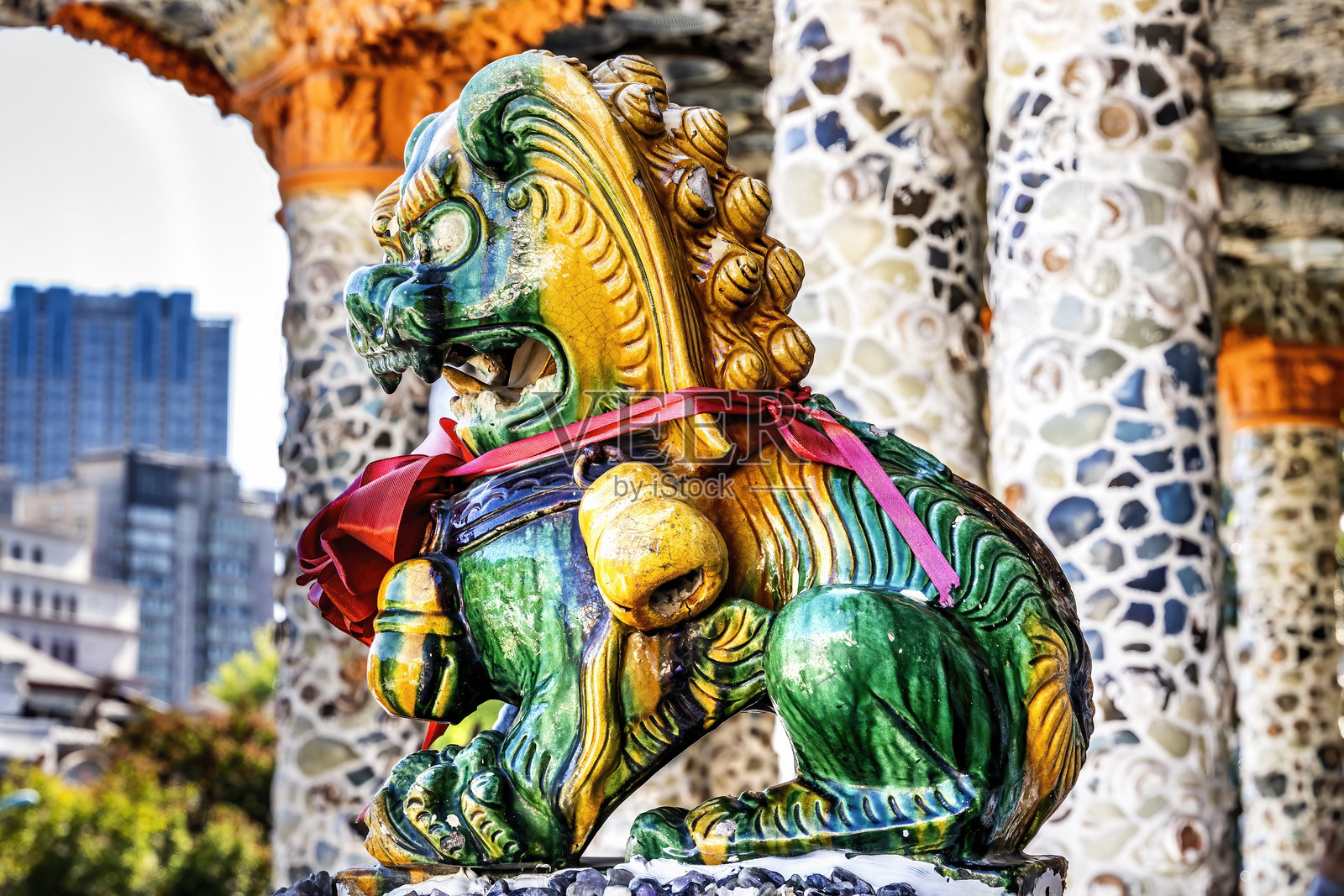 色彩斑斓的古代龙雕像 瓷器 中国 天津照片摄影图片