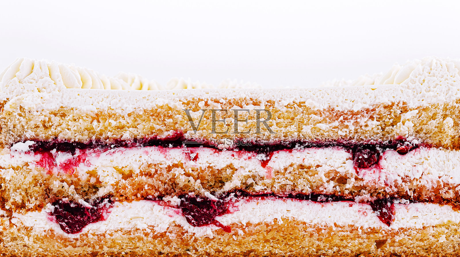 层层海绵蛋糕夹着奶油和果酱，摆放在白色盘子上，供甜点爱好者享用照片摄影图片