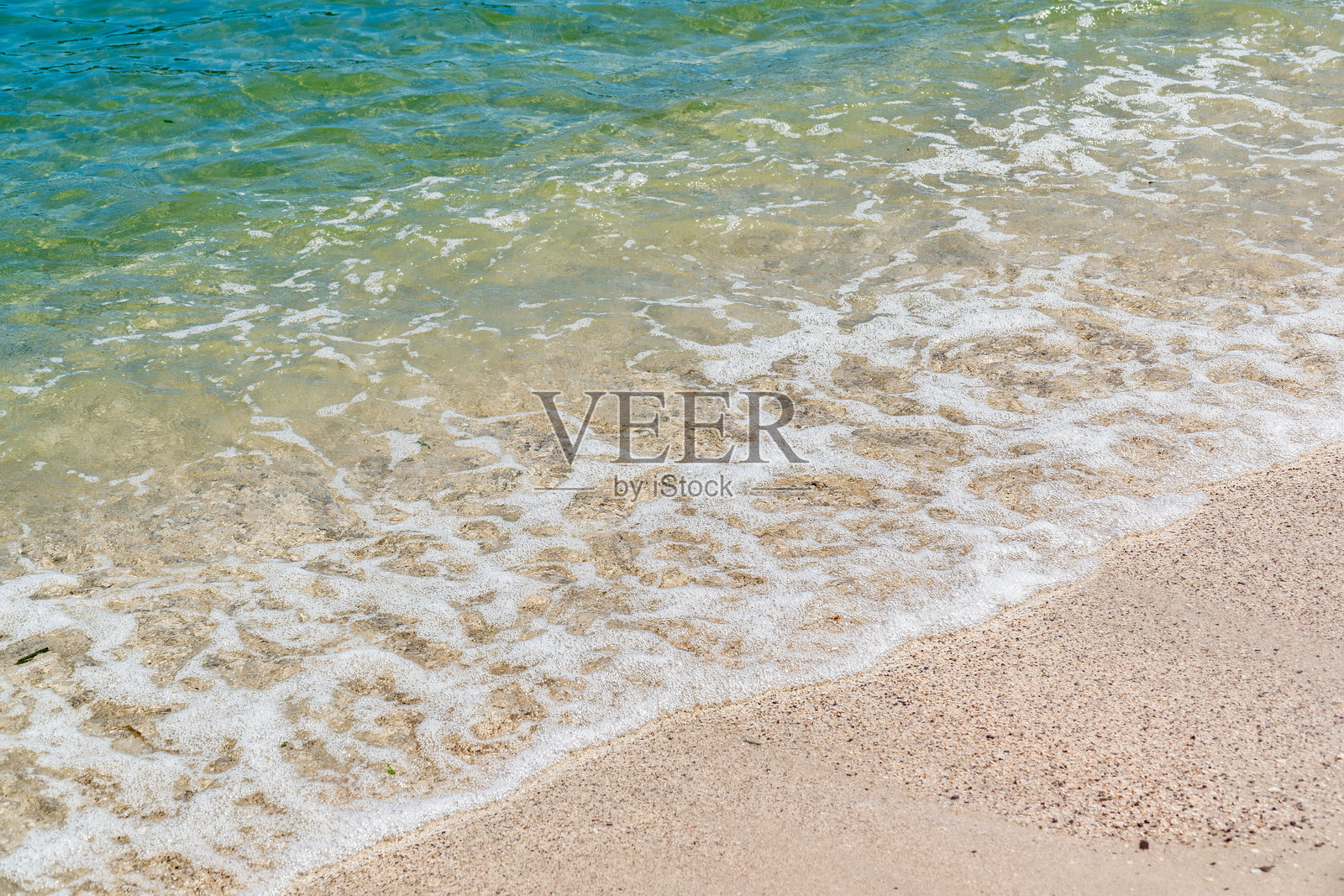 夏季海滩沙子、蓝色海浪和白色泡沫照片摄影图片