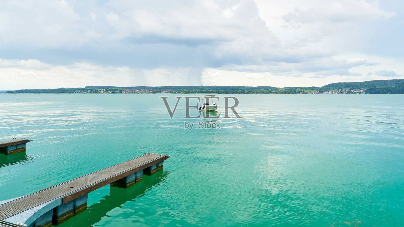 乌贝林根的码头和摩托艇，位于博登湖上照片摄影图片