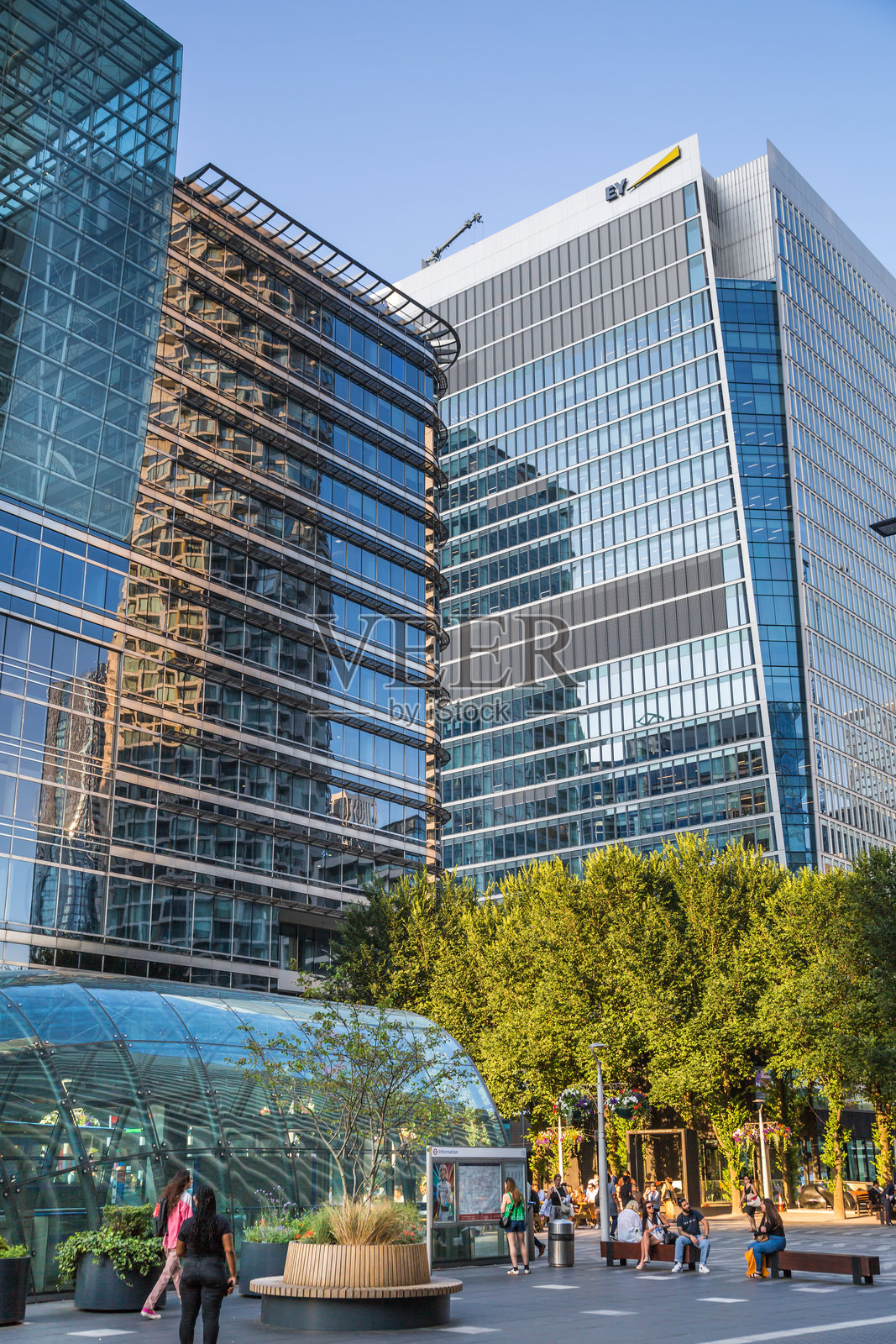 日落时分的金丝雀码头商业和银行区。照片摄影图片