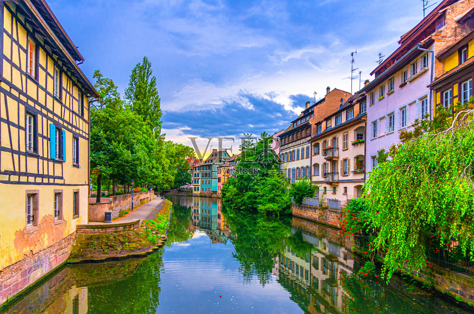 小法国区，塔农街，伊尔河运河的码头堤岸，五彩斑斓的房屋和中世纪建筑，斯特拉斯堡老城区的历史中心，阿尔萨斯大东部地区，法国照片摄影图片