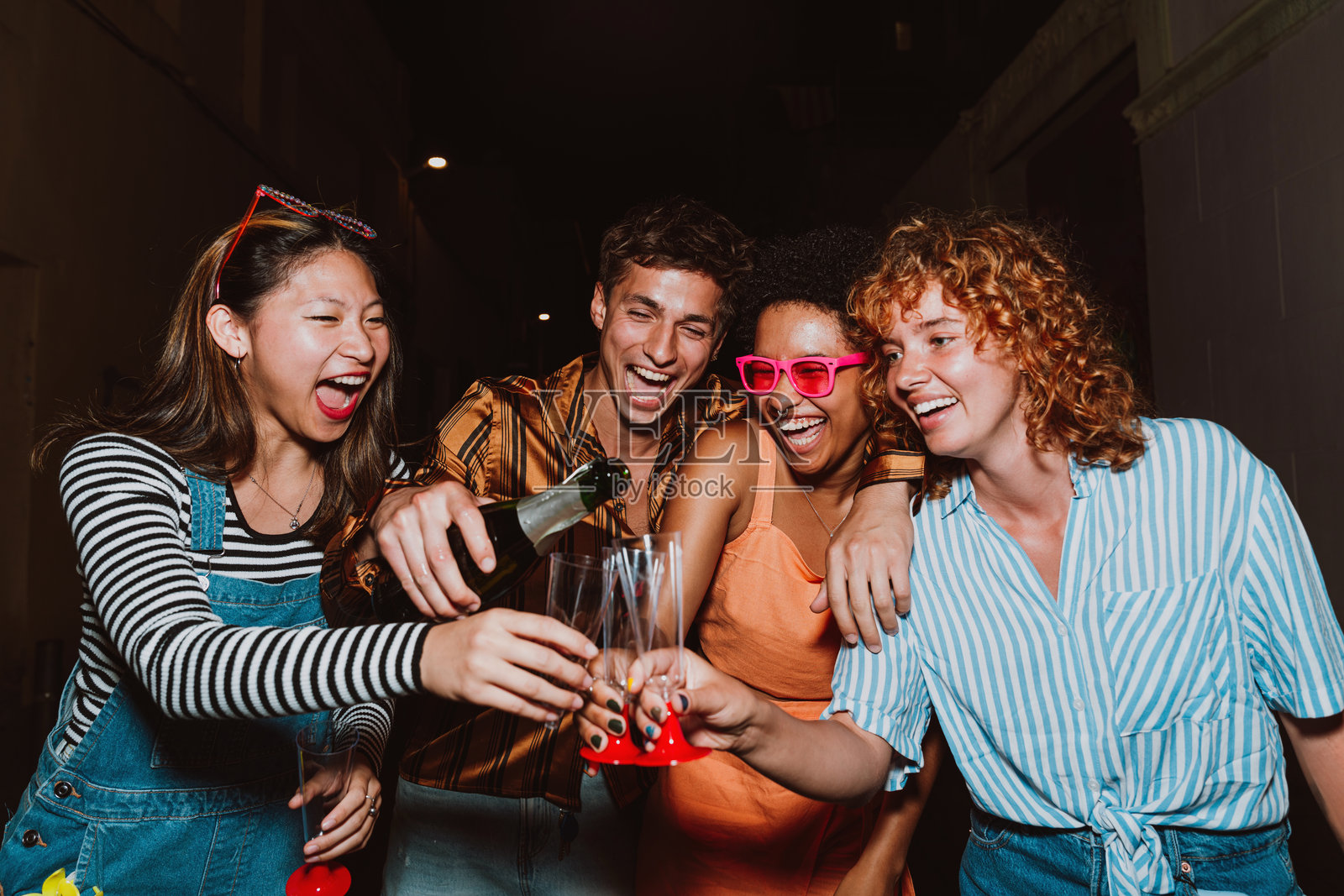 一群朋友在晚上外出。照片摄影图片