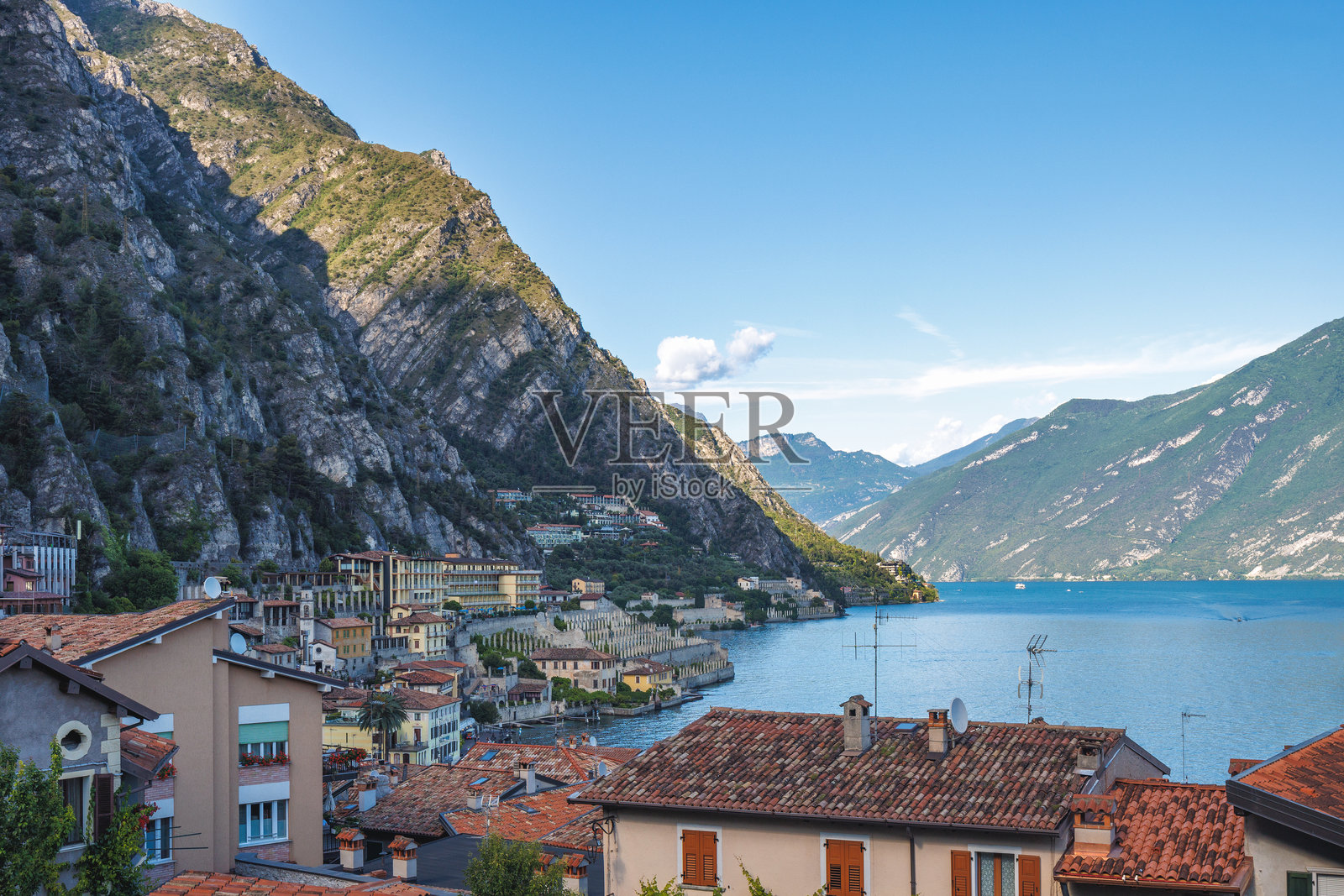 意大利欧洲加尔达湖岸边的利莫内镇，背景是山脉。照片摄影图片