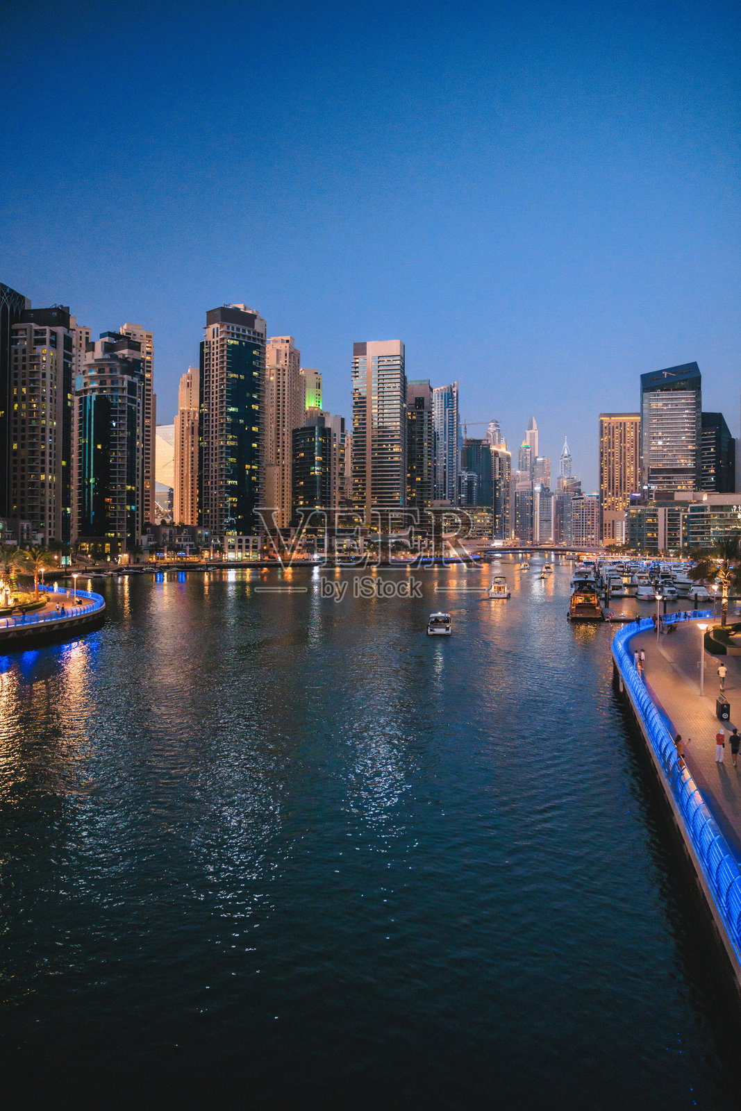 迪拜码头黄昏时分，灯光璀璨的码头和天际线照片摄影图片