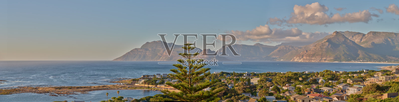 南非风景如画的海岸线，展现了充满活力的开普敦海岸和山脉。照片摄影图片