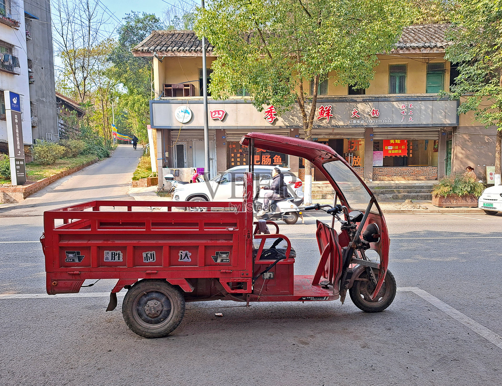 中国街道上的小型货车照片摄影图片