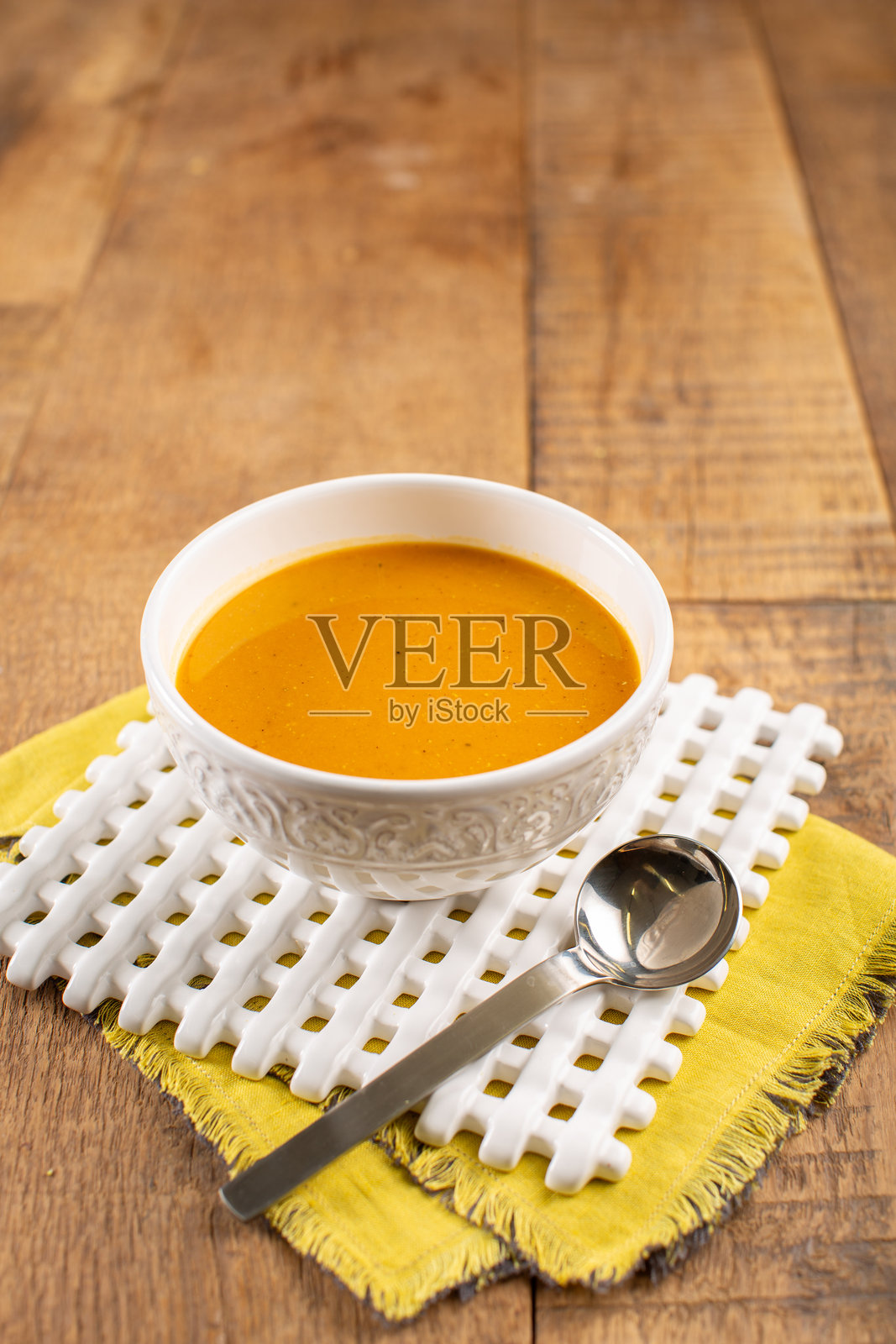 碗装扁豆汤，上面撒有干薄荷，蔬菜汤照片摄影图片