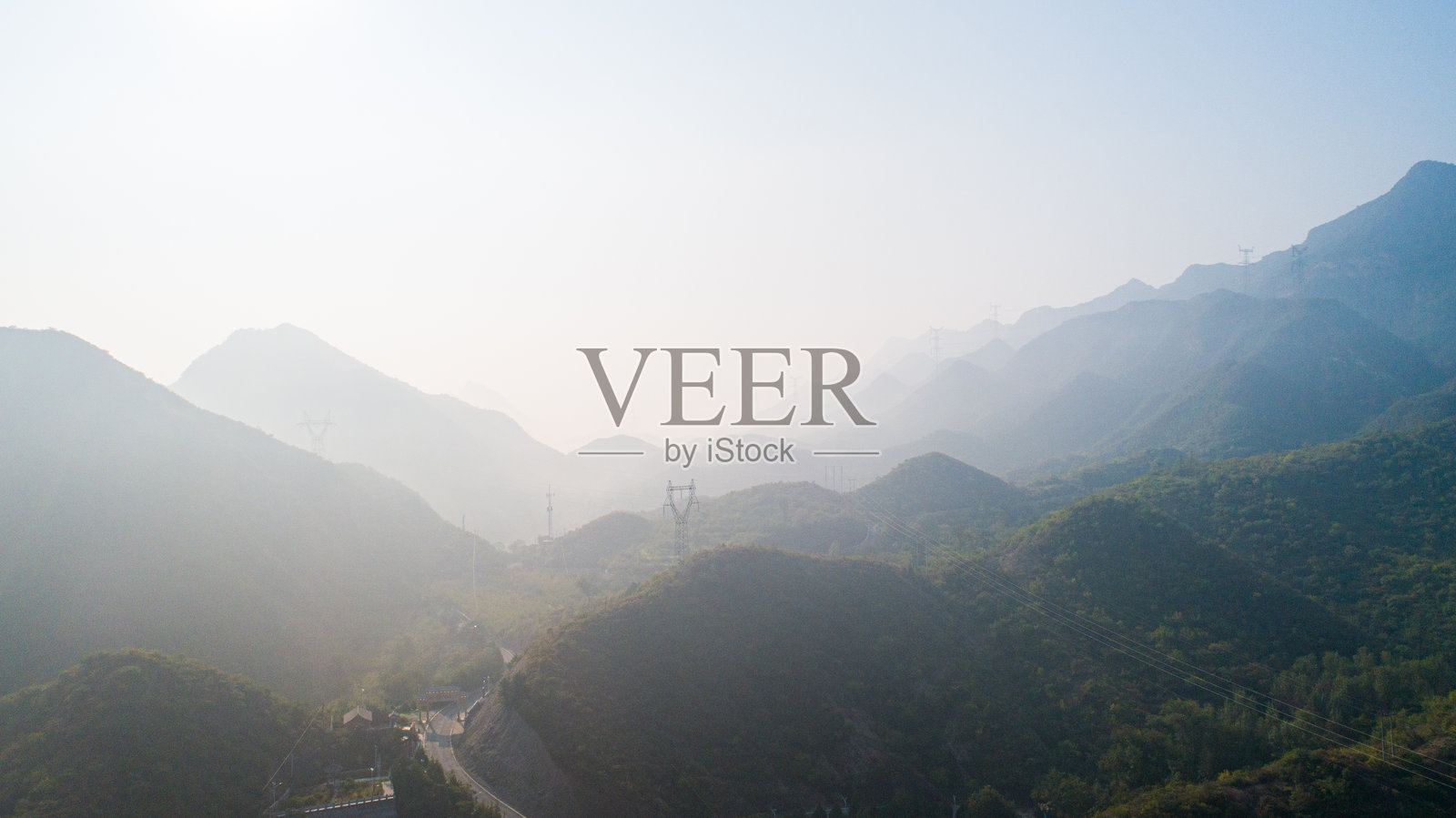 云雾飘荡在山间照片摄影图片