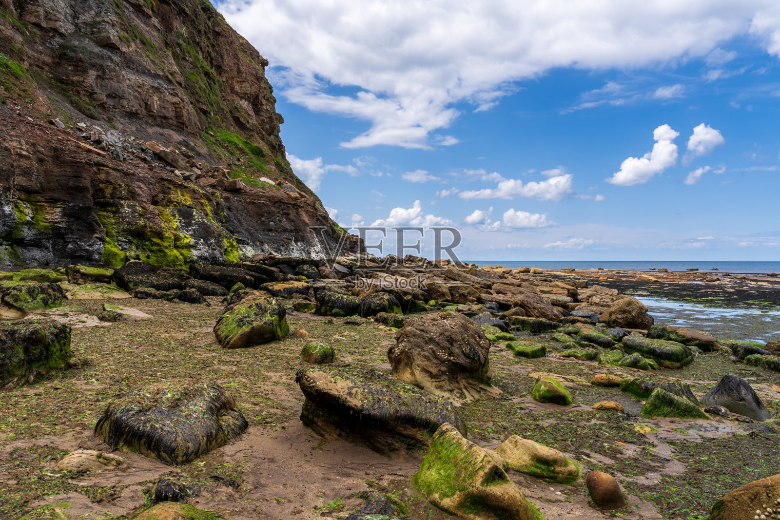 英国惠特比东崖北海海岸的低潮景象照片摄影图片