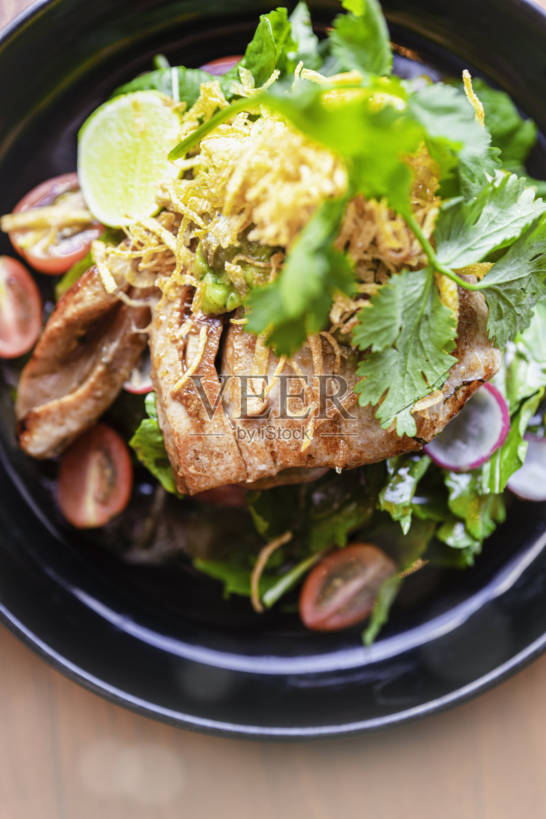 美味的烤金枪鱼排照片摄影图片