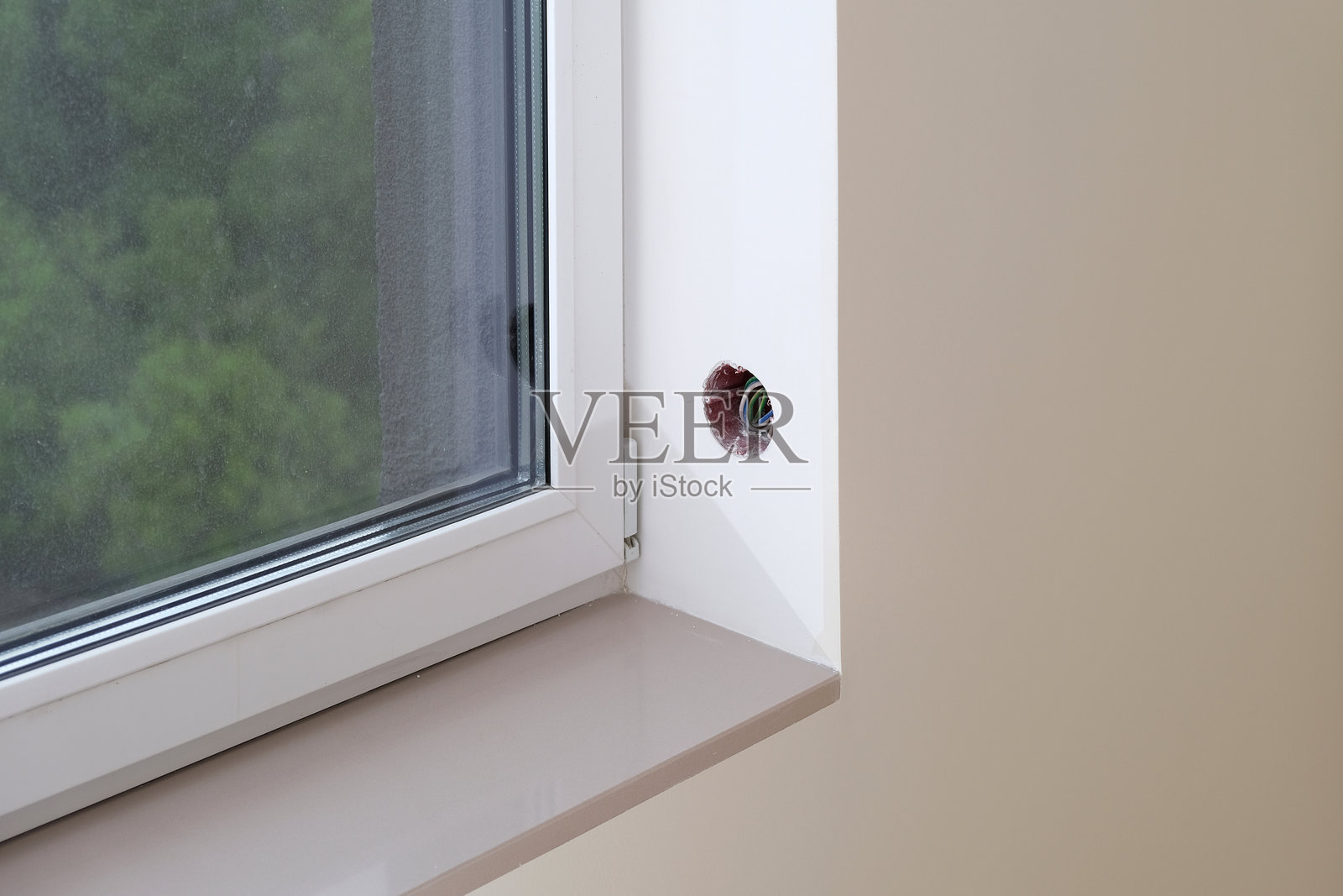 修理工作。窗台电线和插座的安装。周密的规划。电源点的便利位置。照片摄影图片