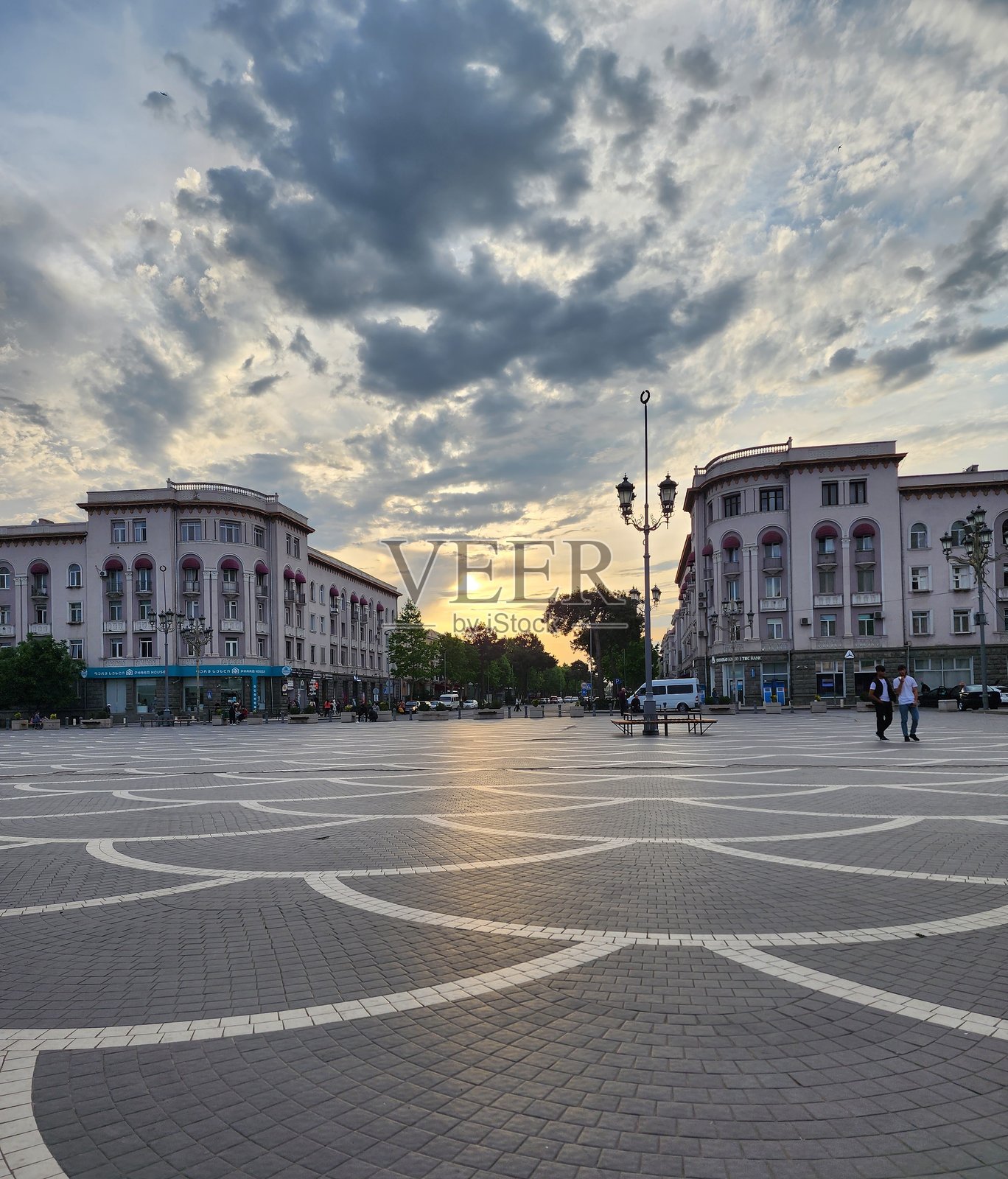 格鲁吉亚鲁斯塔维 - 日落时的中央广场照片摄影图片