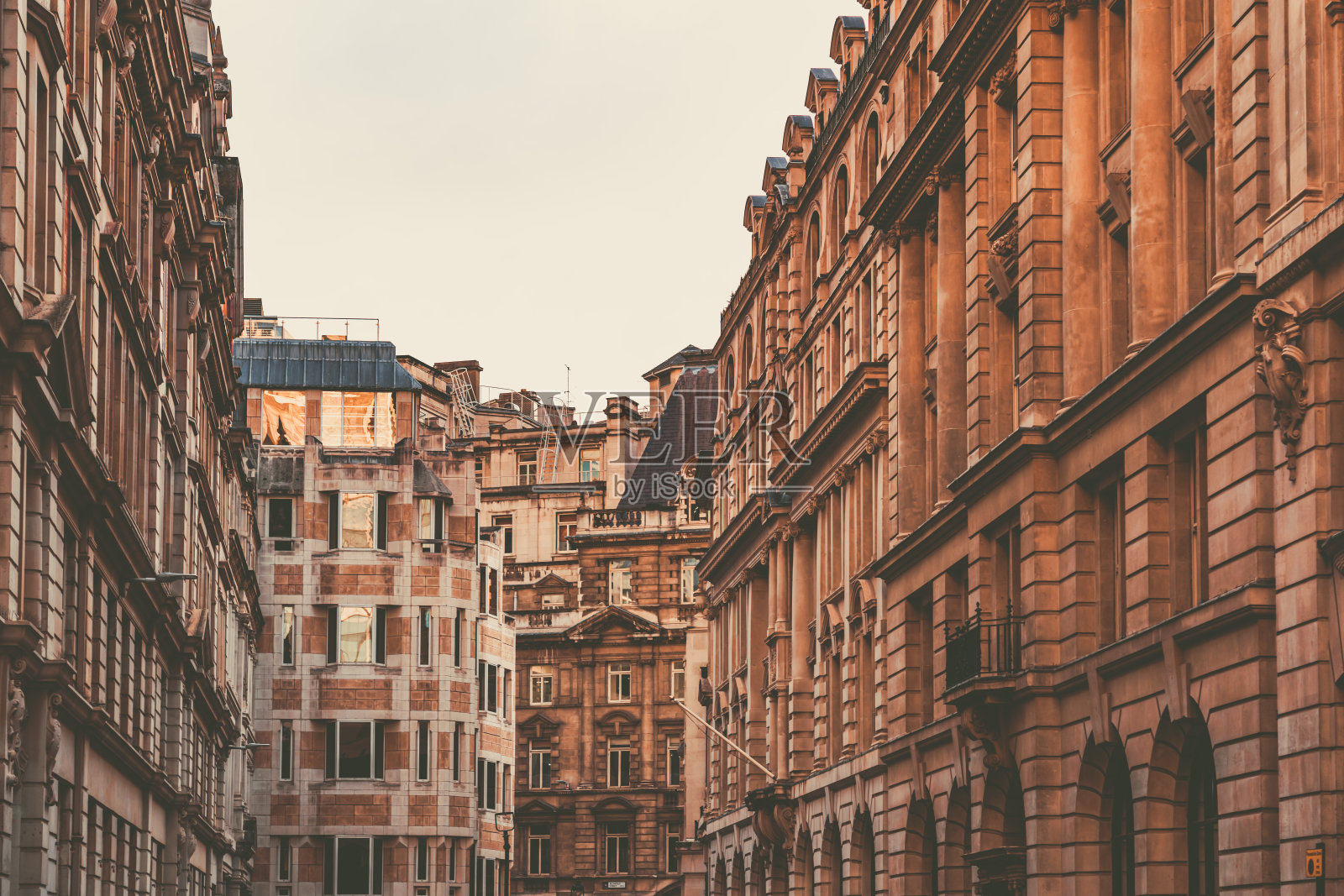 伦敦的陶土建筑映照着金色时光的光芒照片摄影图片