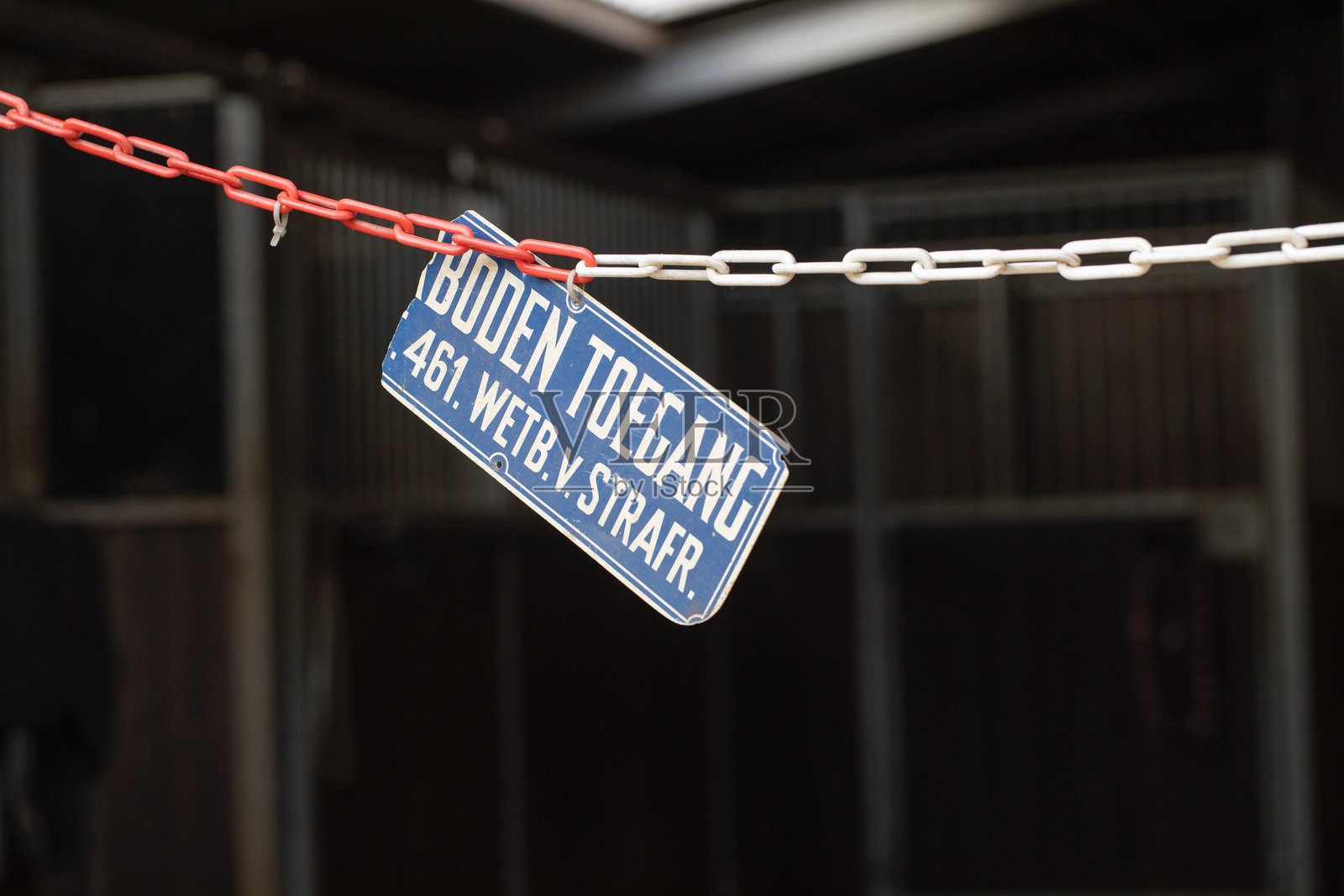 马厩。标志：禁止进入。照片摄影图片