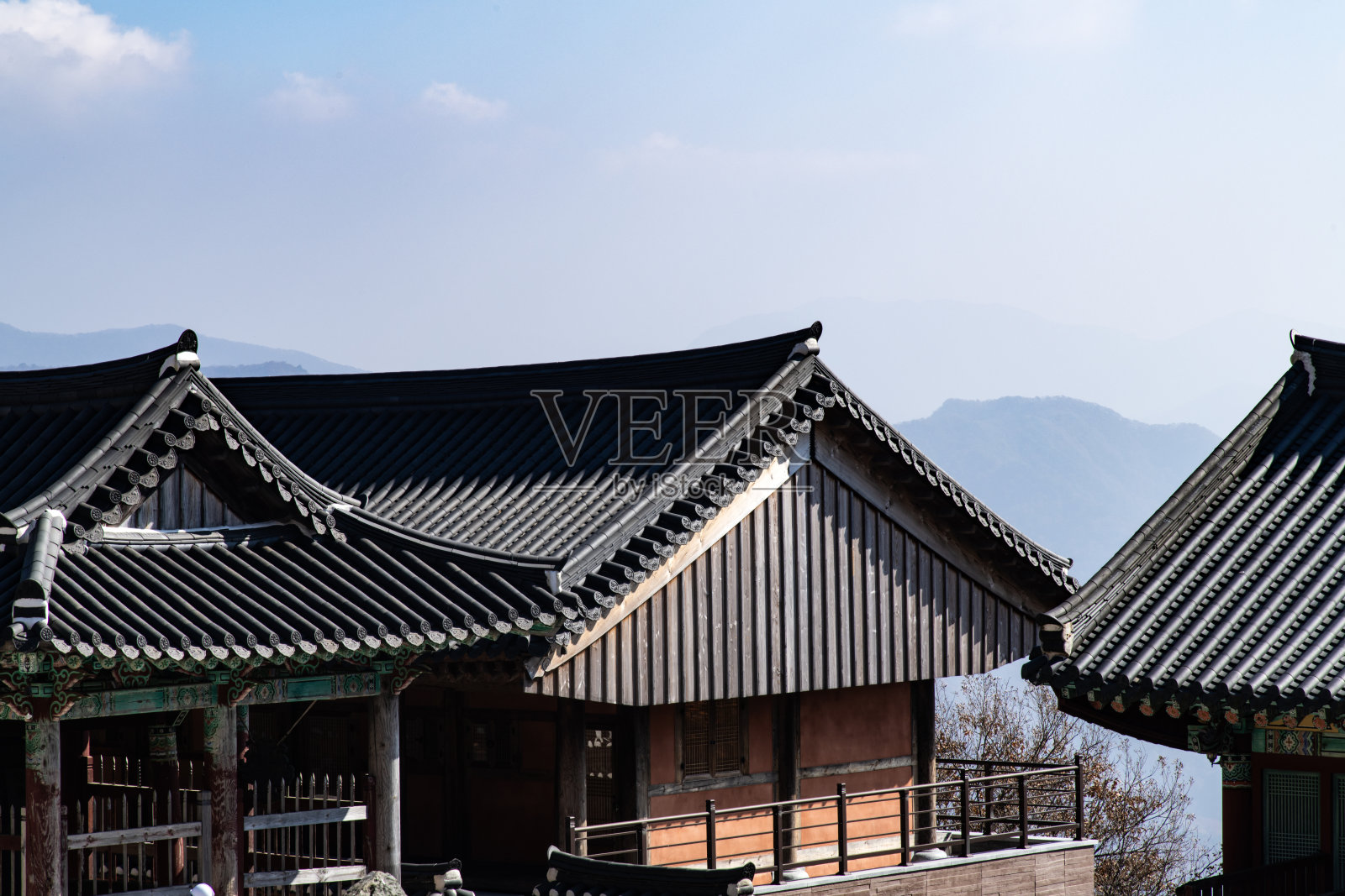 山上的佛教寺庙建筑照片摄影图片