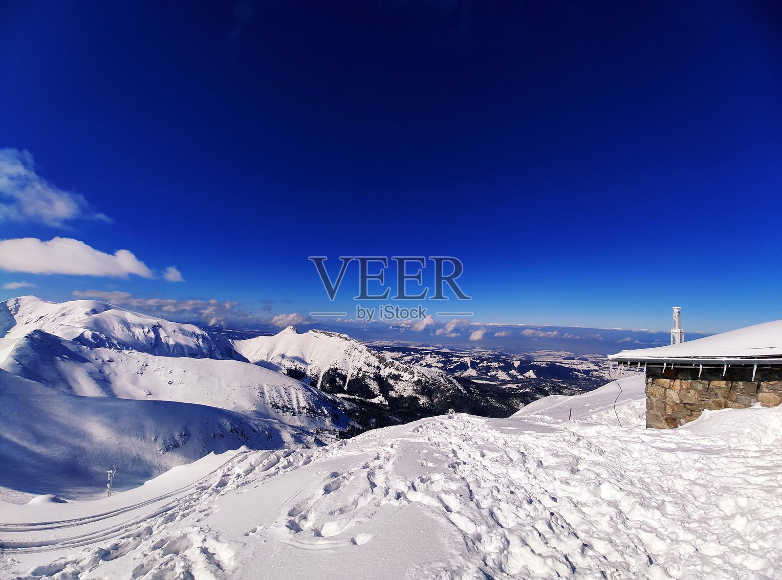 从波兰的“卡斯普罗维耶赫”峰俯瞰波兰山脉的冬季景色。照片摄影图片