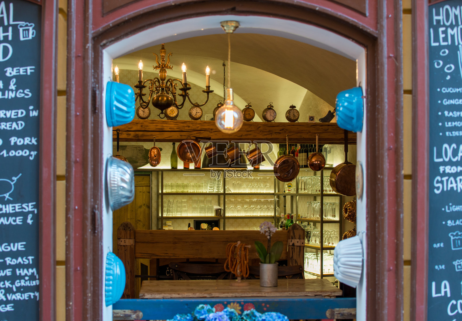 布拉格一家古雅咖啡馆内温馨的用餐空间，配有乡村风格的装饰照片摄影图片