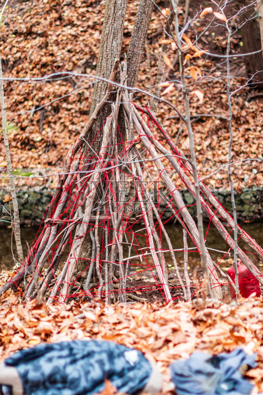 秋季森林中的红线和木棍艺术户外装置照片摄影图片