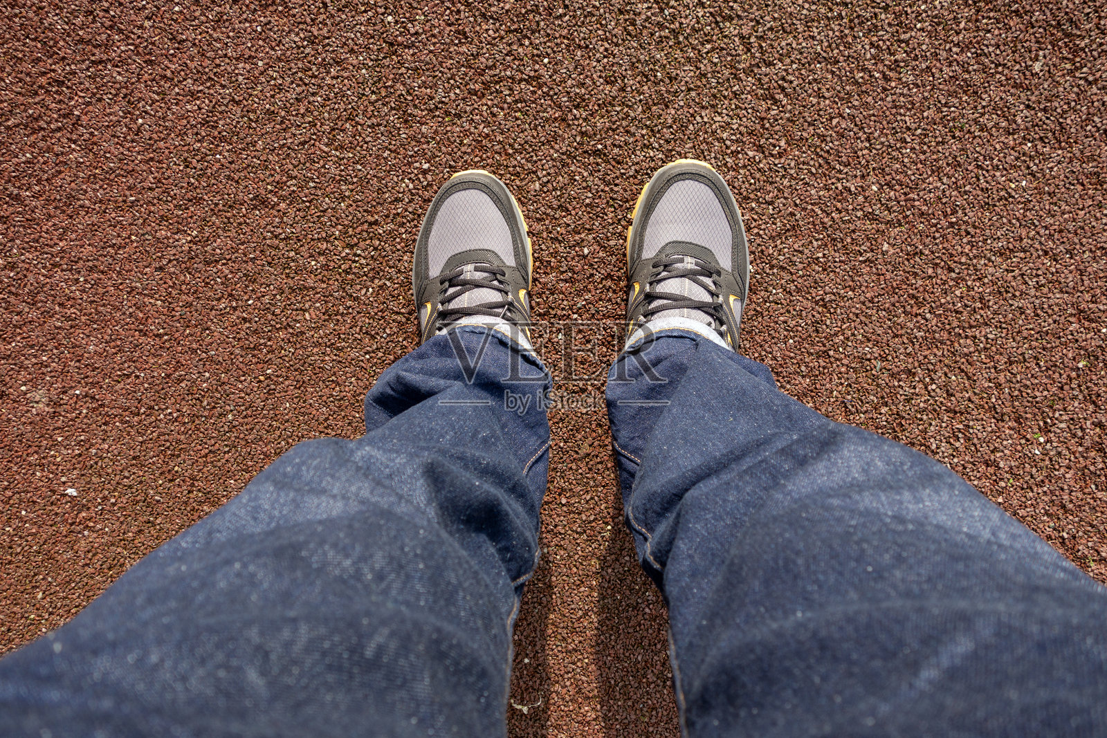 年轻男子穿着运动鞋和牛仔裤的俯视图照片摄影图片