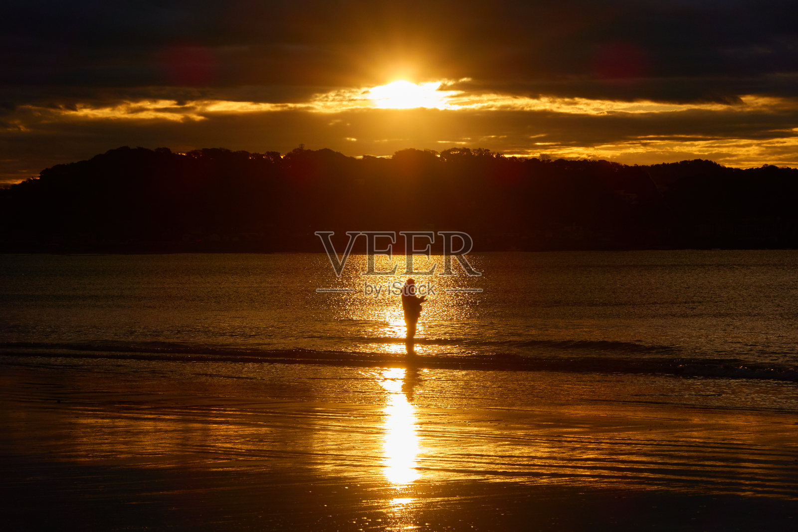 日出时分，海滩与壮丽天空的美丽景色照片摄影图片