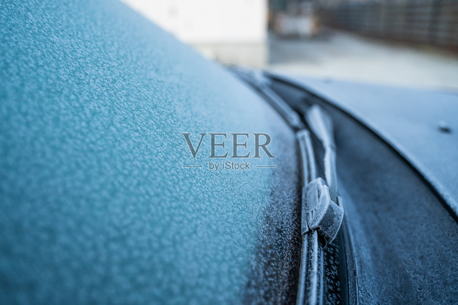 汽车挡风玻璃和雨刷上覆盖着霜的特写镜头照片摄影图片