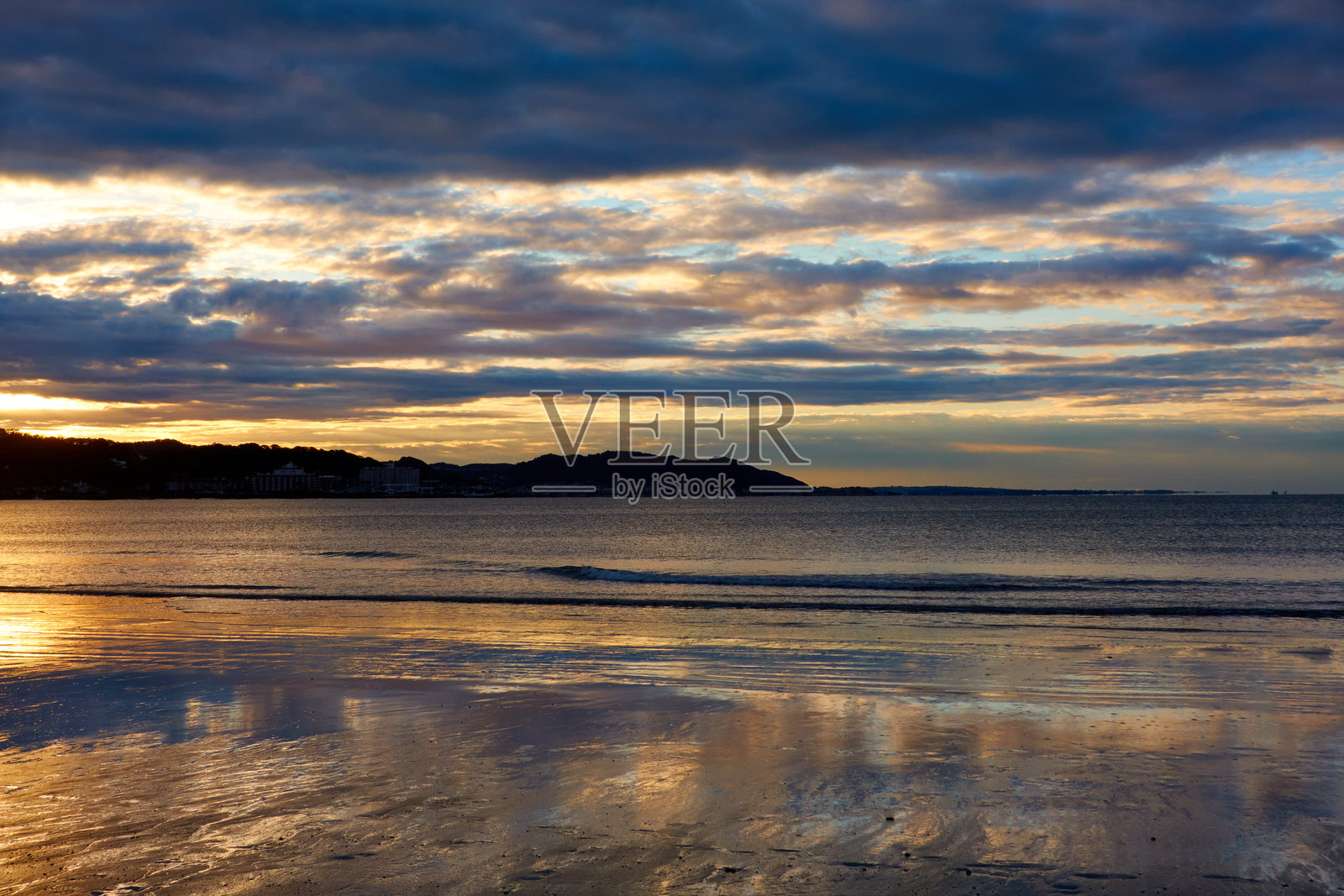日出时分，海滩与壮丽天空的美丽景色照片摄影图片