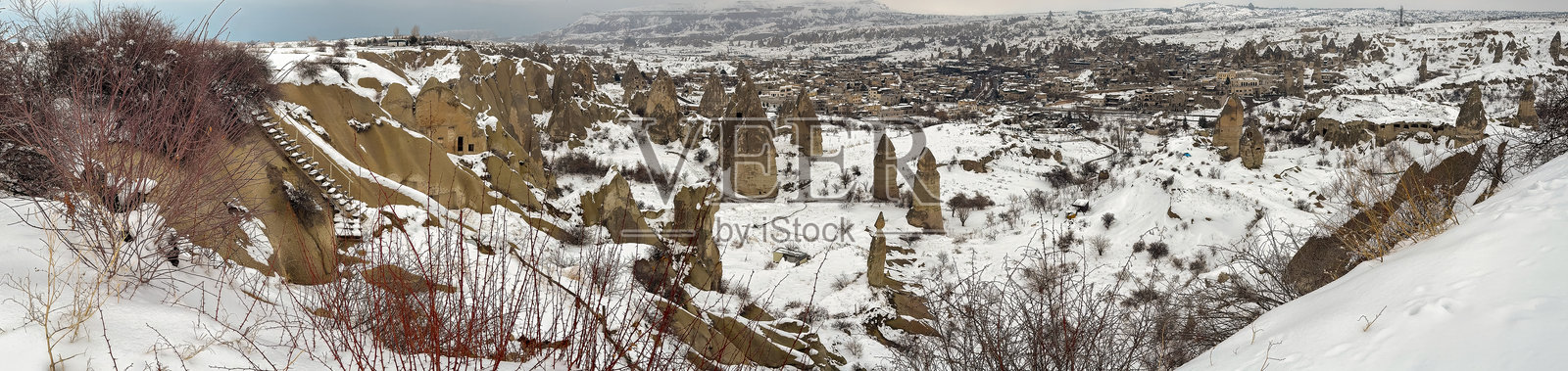 被雪覆盖的格雷梅和寒冷冬日的仙女烟囱照片摄影图片