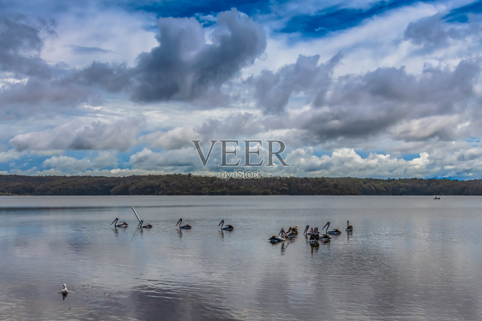 瓦拉加湖在天气开始好转时照片摄影图片