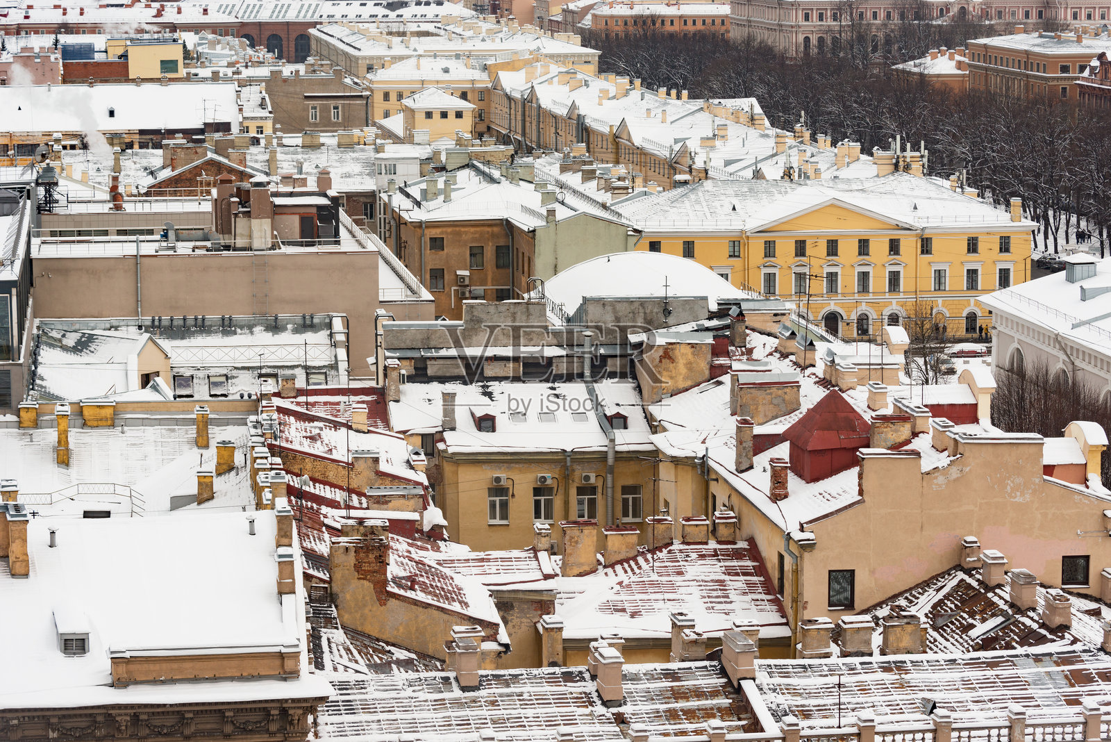 雪下的建筑屋顶。照片摄影图片