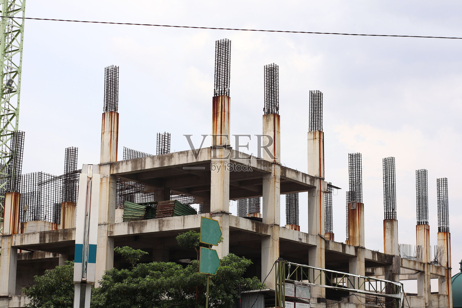 多层建筑中混凝土柱的施工。照片摄影图片