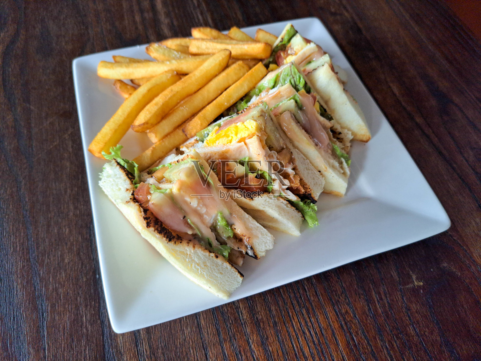 鸡肉三明治，配鸡肉、白面包、蔬菜和薯条。菜单。照片摄影图片
