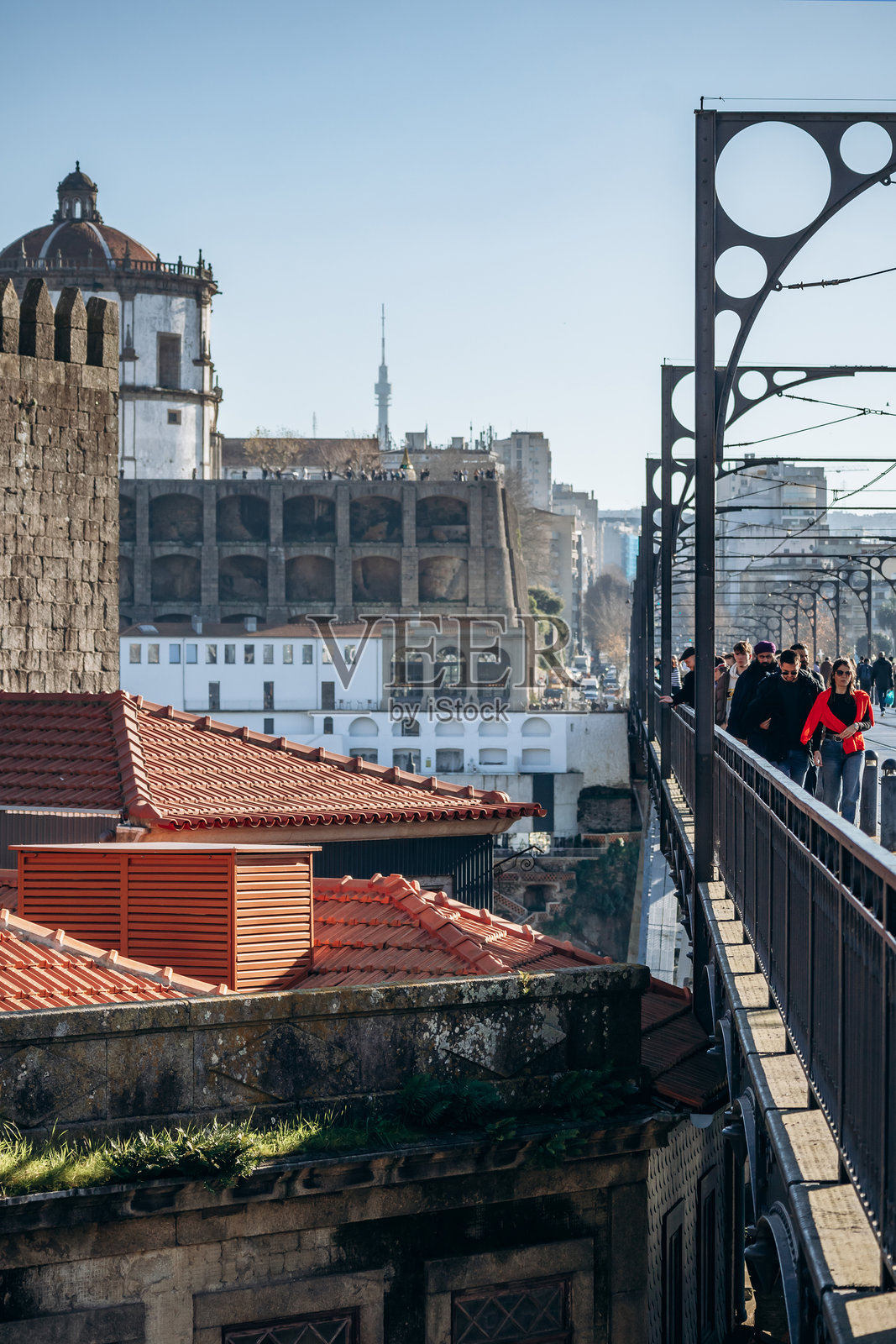 葡萄牙波尔图和维拉诺瓦·德·盖亚之间的杜罗·路易斯一世大桥。照片摄影图片