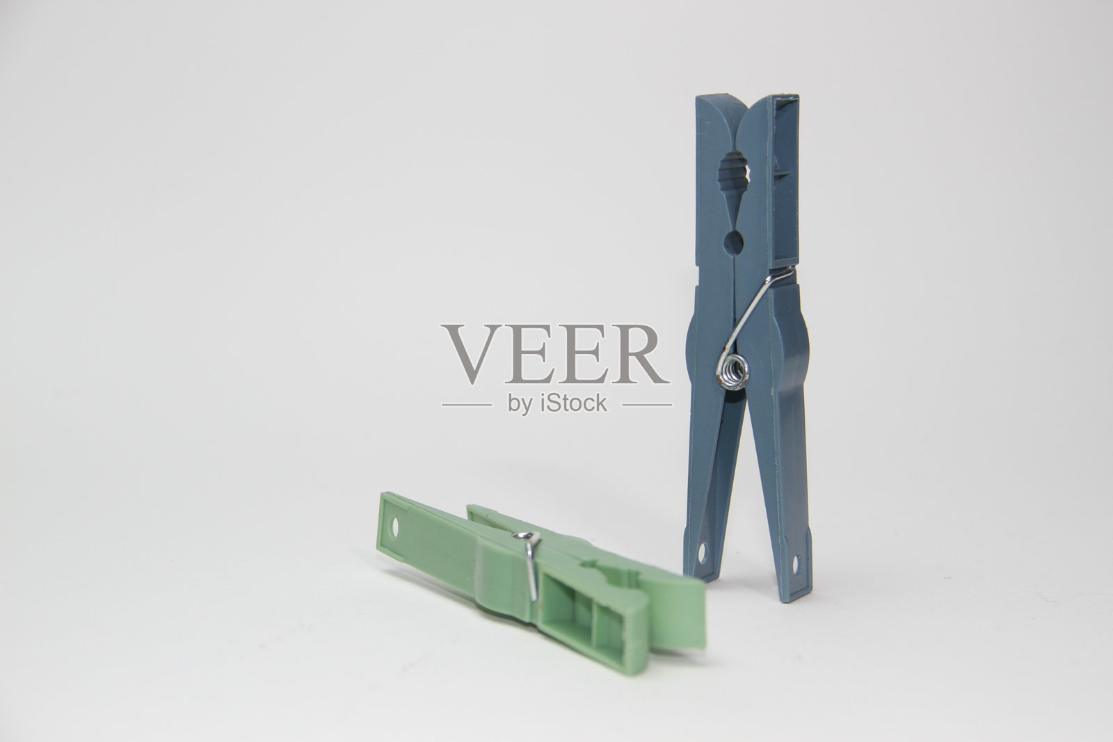 五颜六色的塑料衣夹在白色背景上照片摄影图片