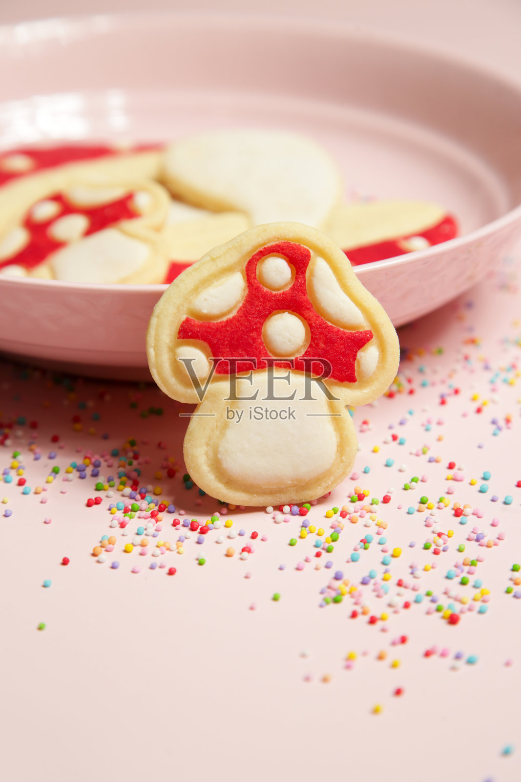 薄型自制饼干。森林中的红色蘑菇，上面有白色斑点。派对、复活节或婴儿洗礼的糖饼干。照片摄影图片