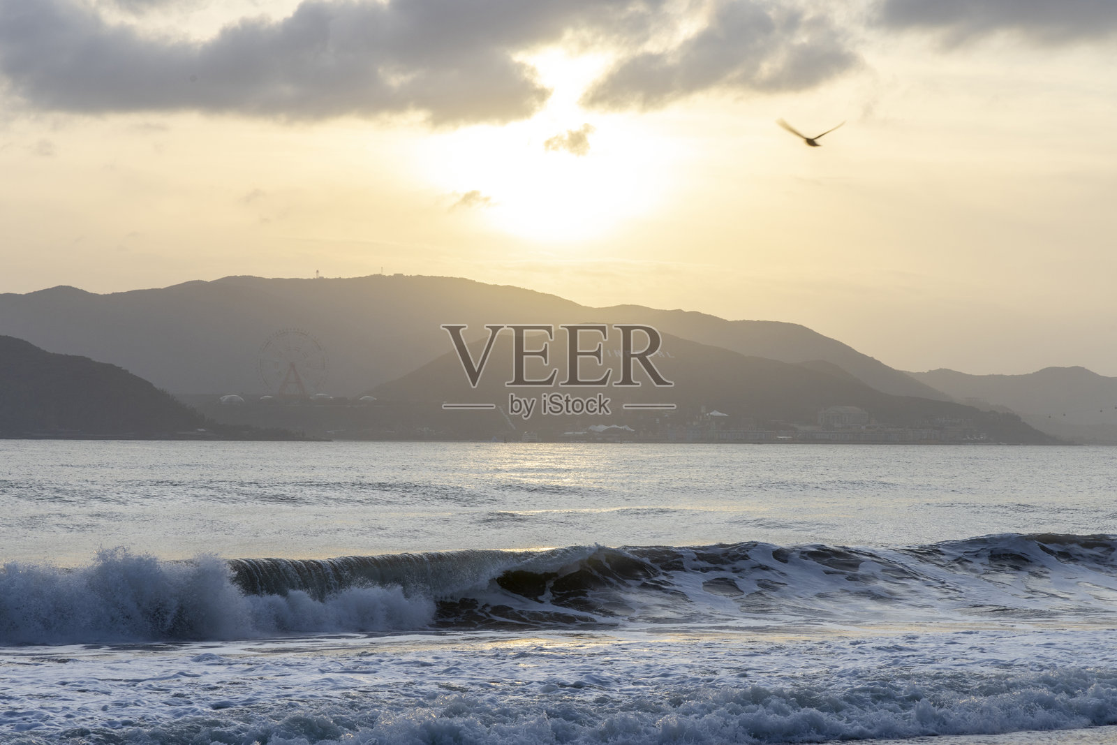 日落时的海浪与岛屿照片摄影图片