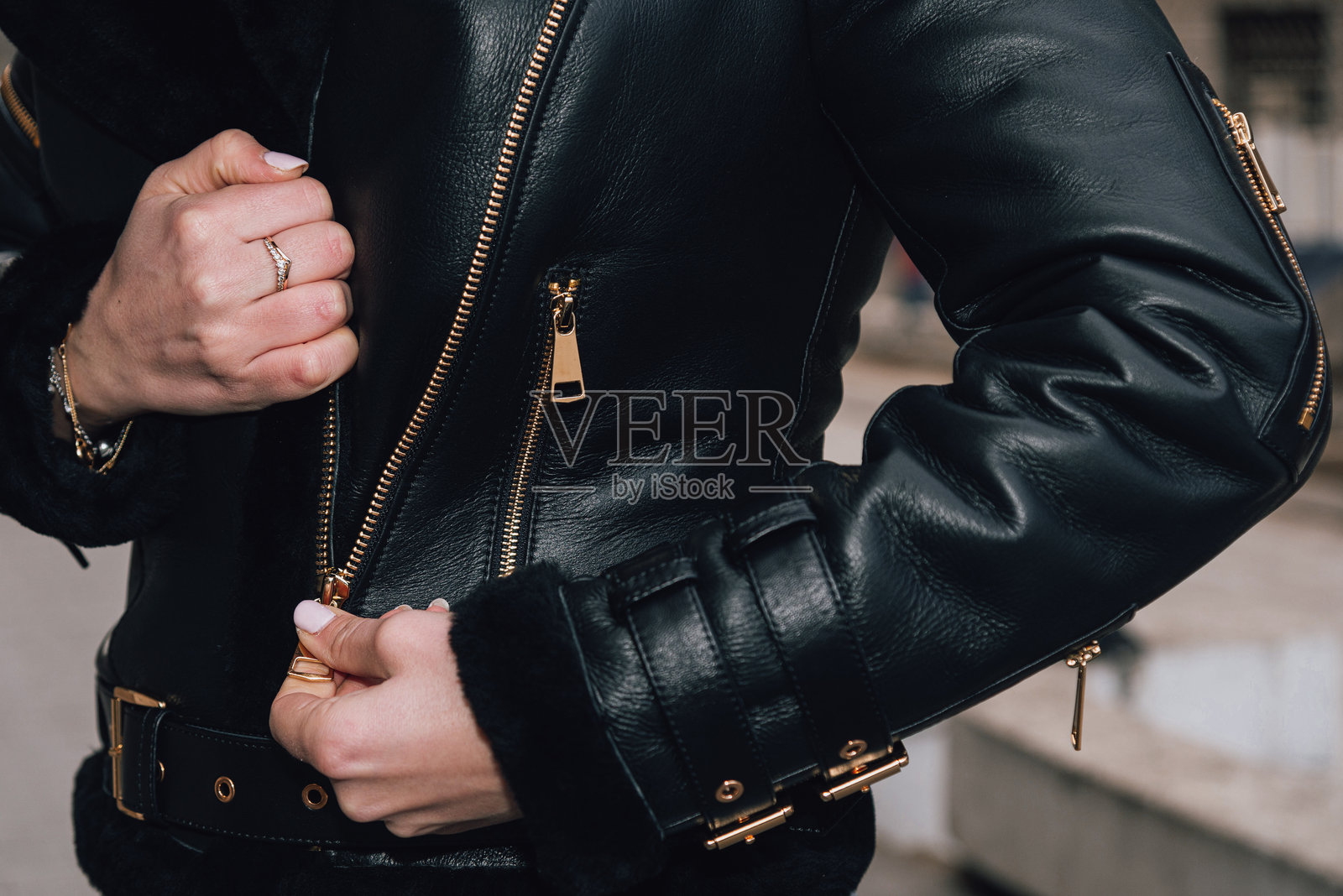 女性皮革夹克库存照片照片摄影图片