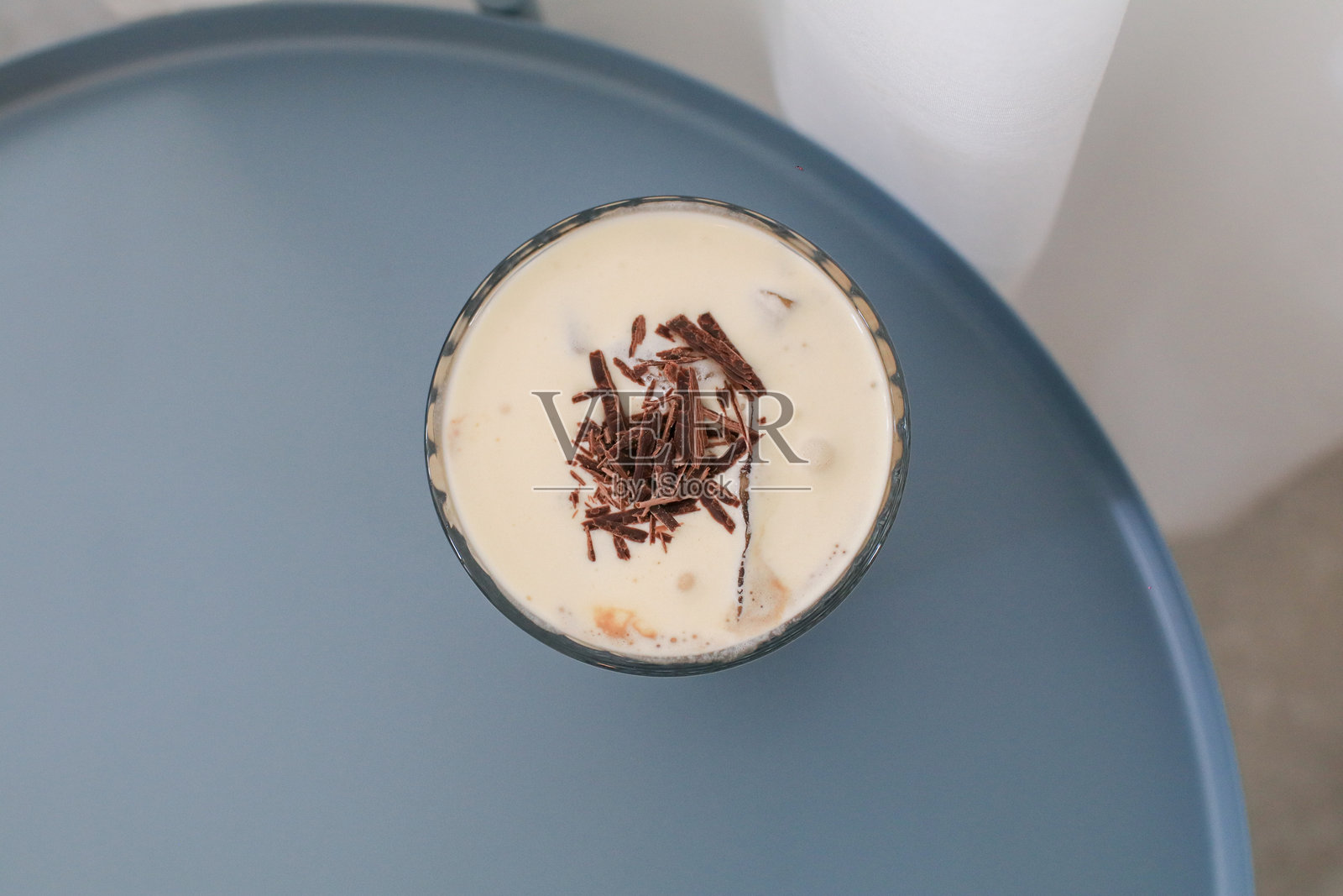 咖啡馆桌上的爱尔兰咖啡配奶油。美味可口的节日咖啡饮品，适合早餐享用。照片摄影图片