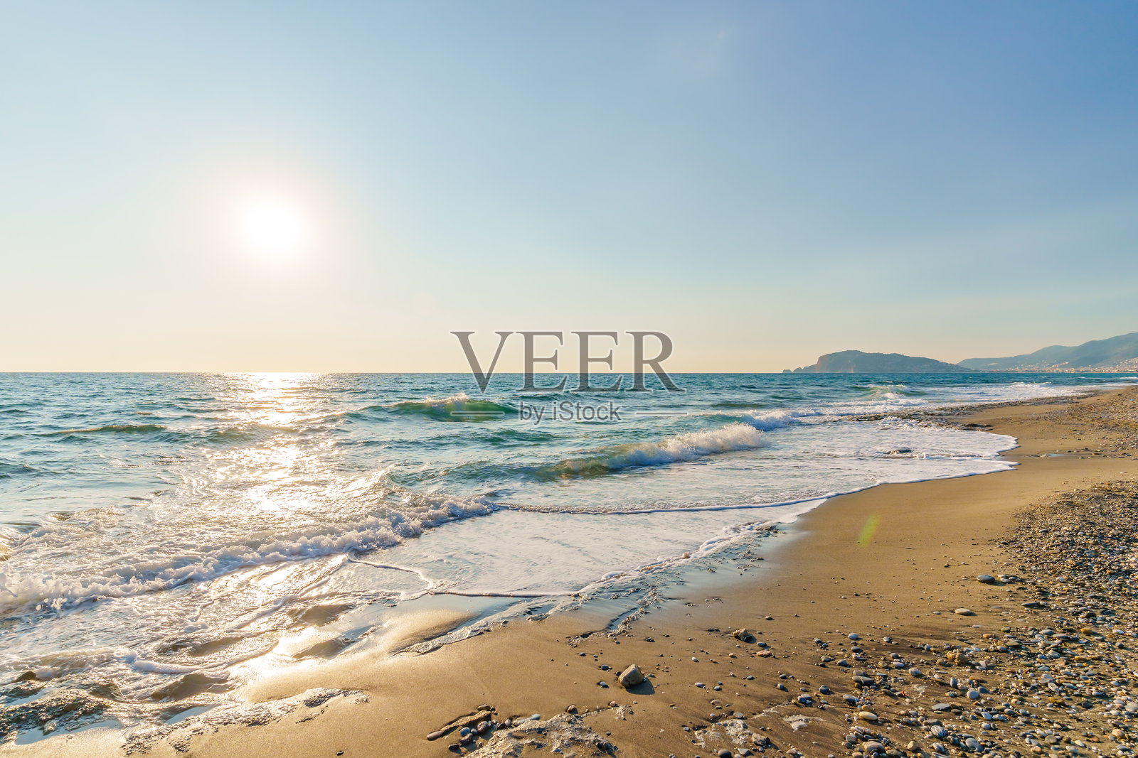 美丽的海岸风景，温柔的海浪和宁静的日落氛围照片摄影图片