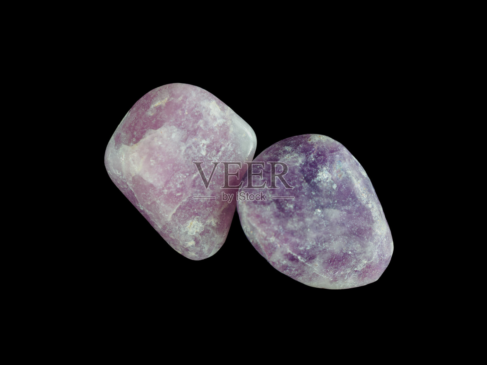 紫辉石是一种美丽的矿物，具有紫色调和光滑的质感。照片摄影图片