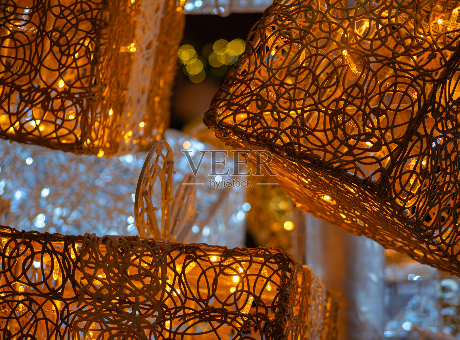 带有金属线条图案的发光装饰礼品盒照片摄影图片