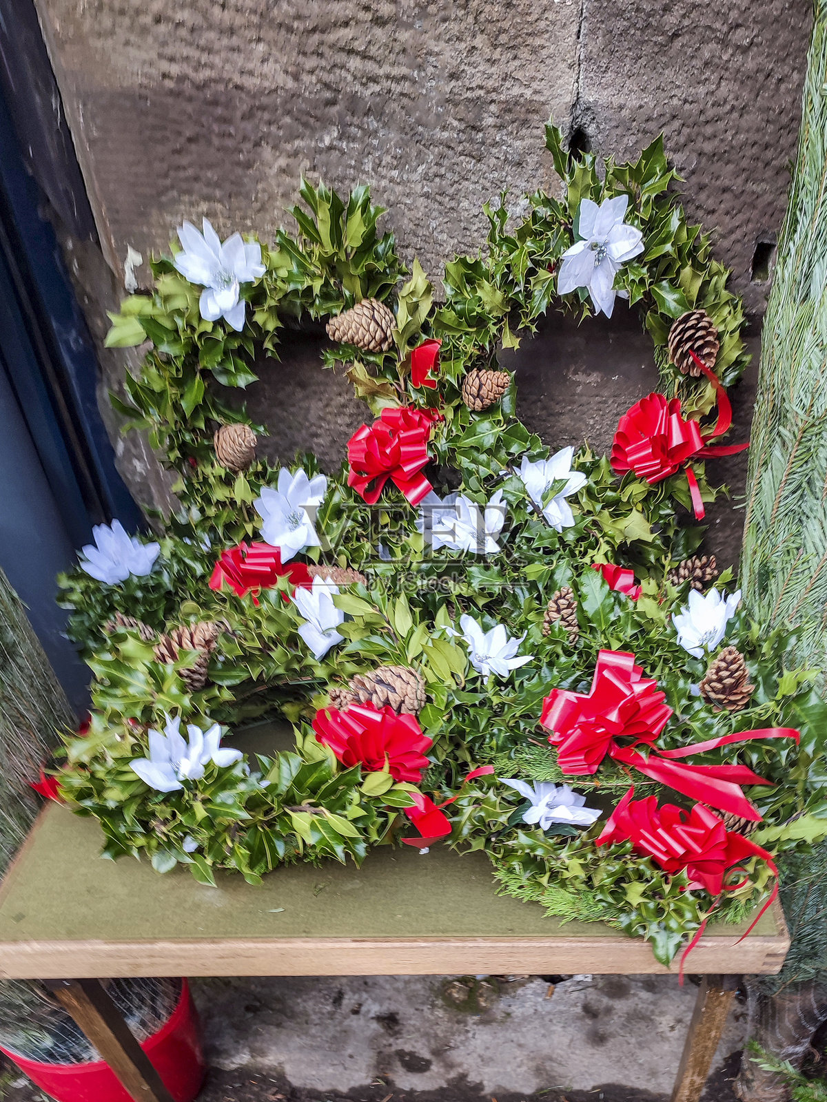 在苏格兰英格兰的格拉斯哥街头，冬季出售圣诞花环。照片摄影图片