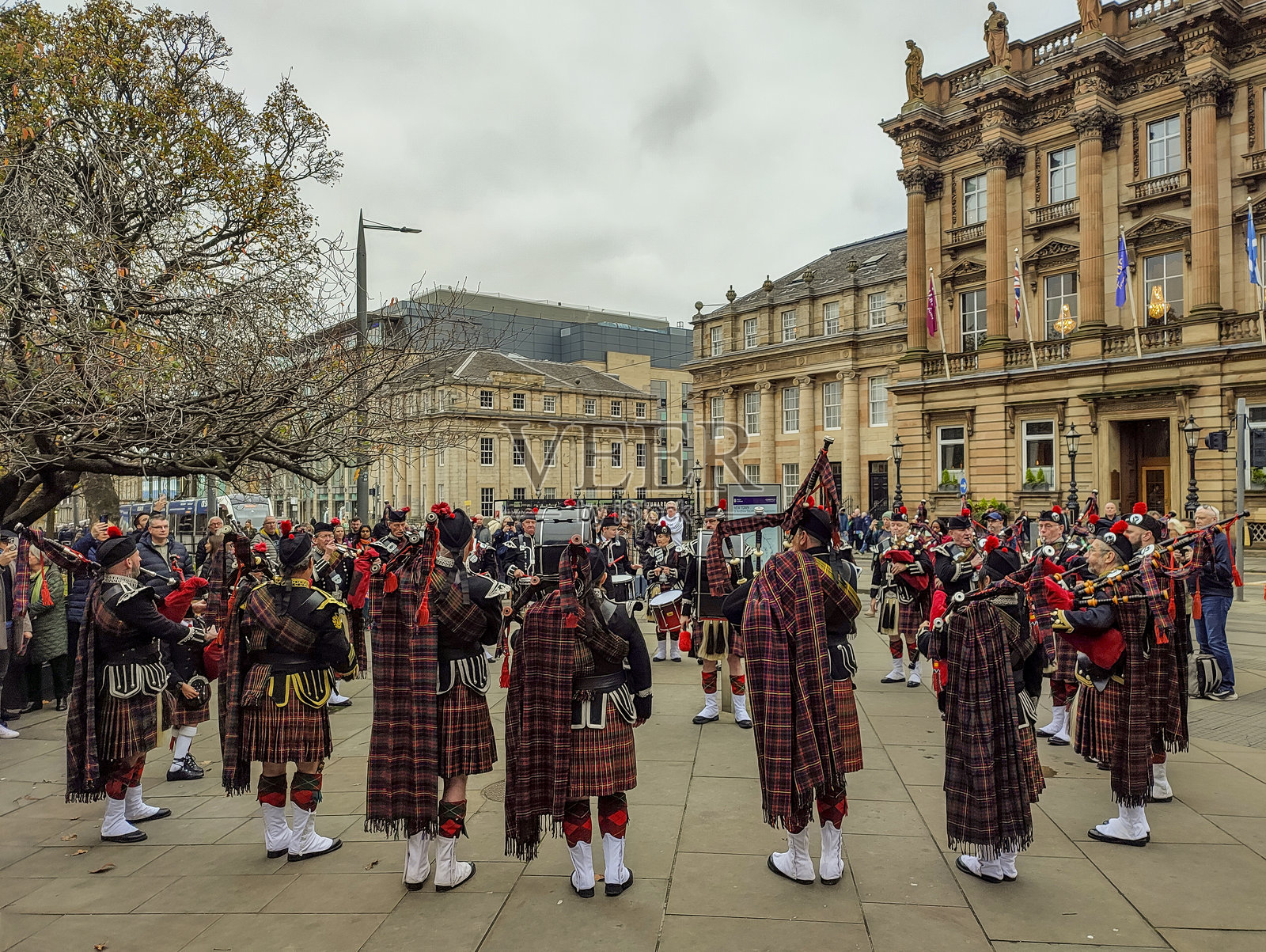 在英国苏格兰爱丁堡，苏格兰风笛军乐队庆祝传统的排灯节。照片摄影图片