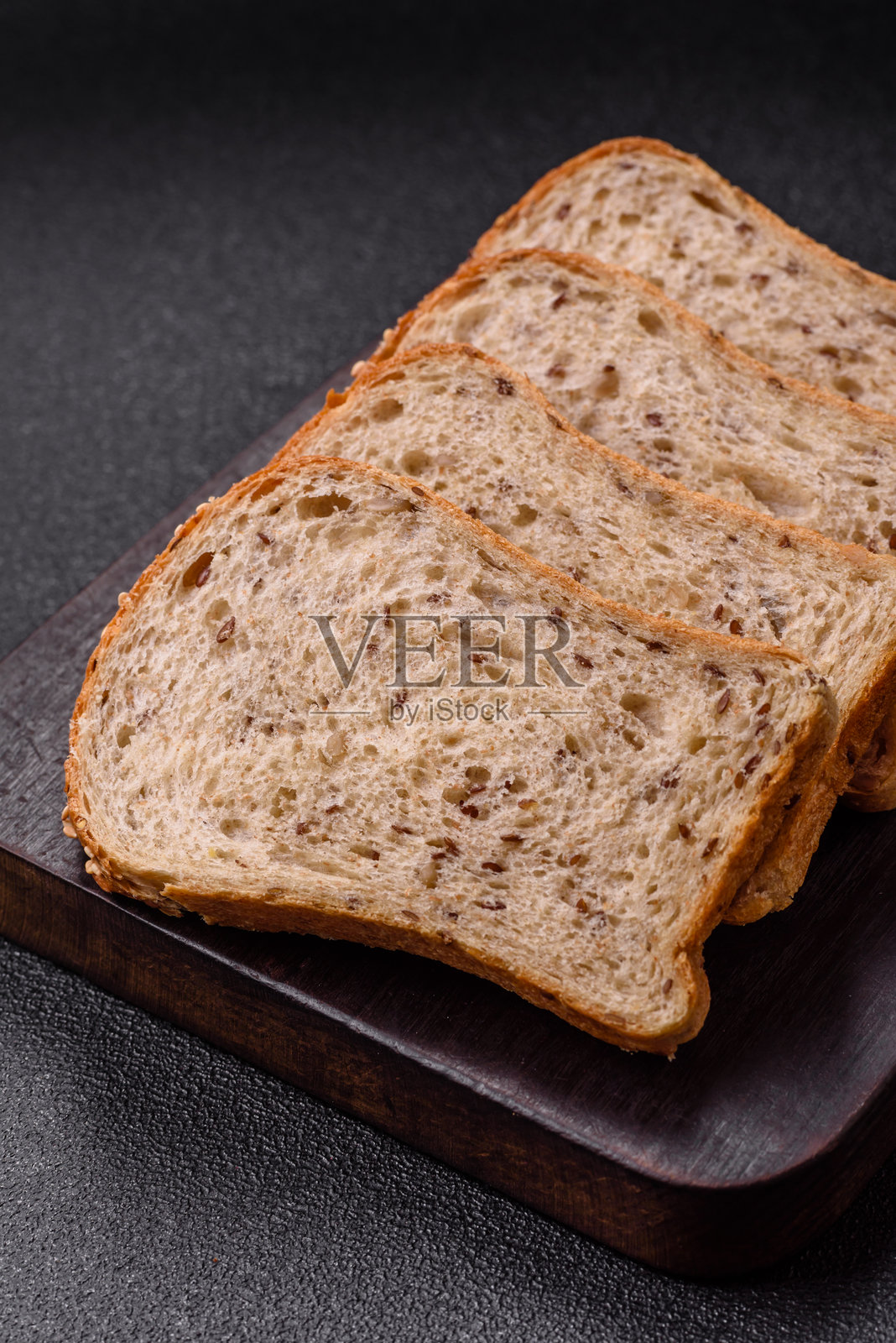 含有谷物和种子的棕色面包照片摄影图片