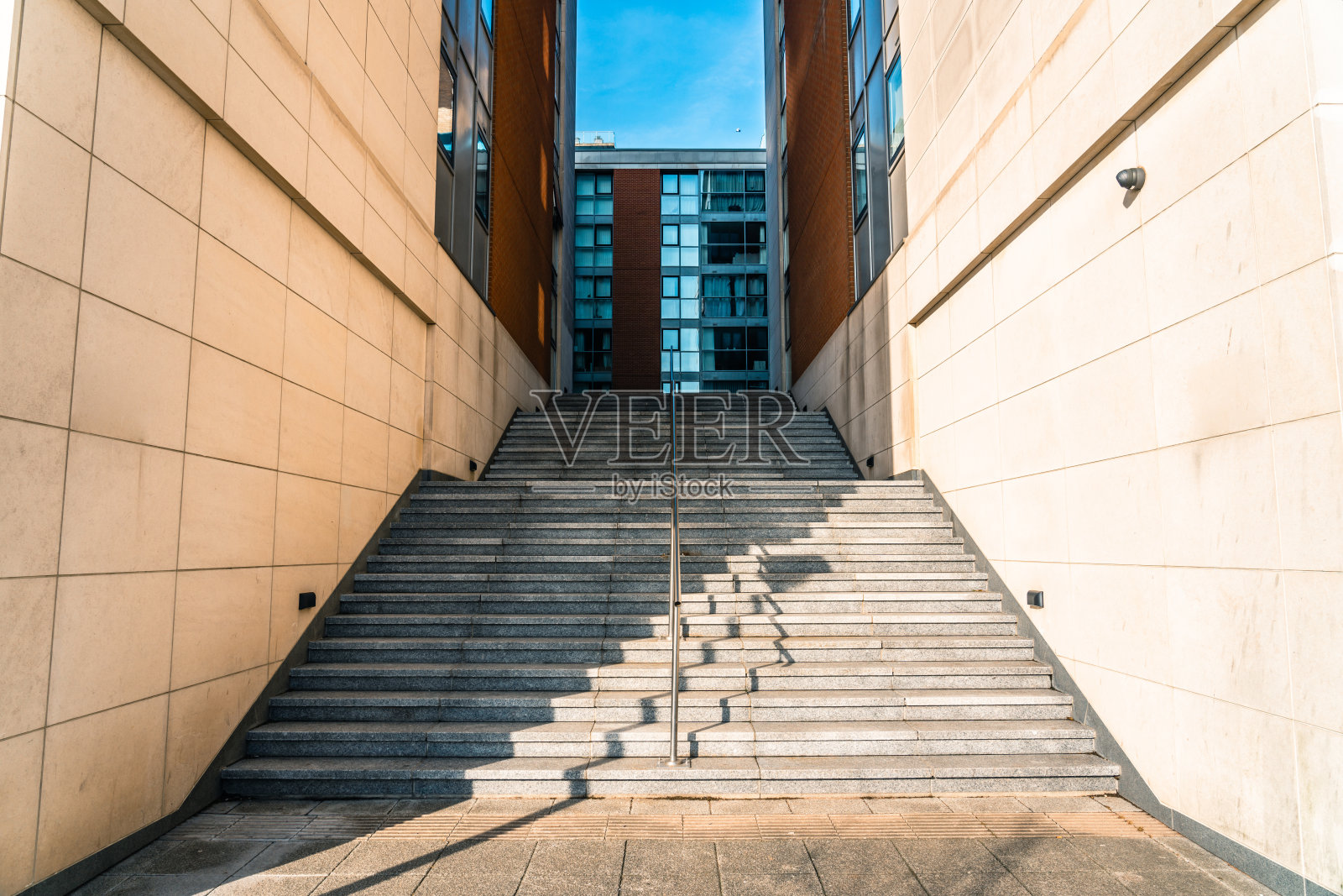 通往英国伦敦现代建筑的楼梯照片摄影图片