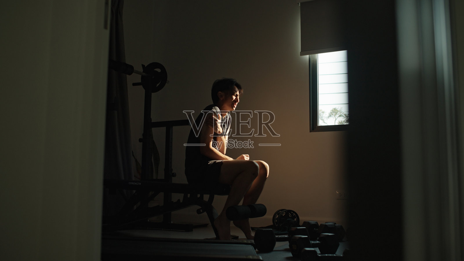 男子在健身房遭受运动伤害。照片摄影图片