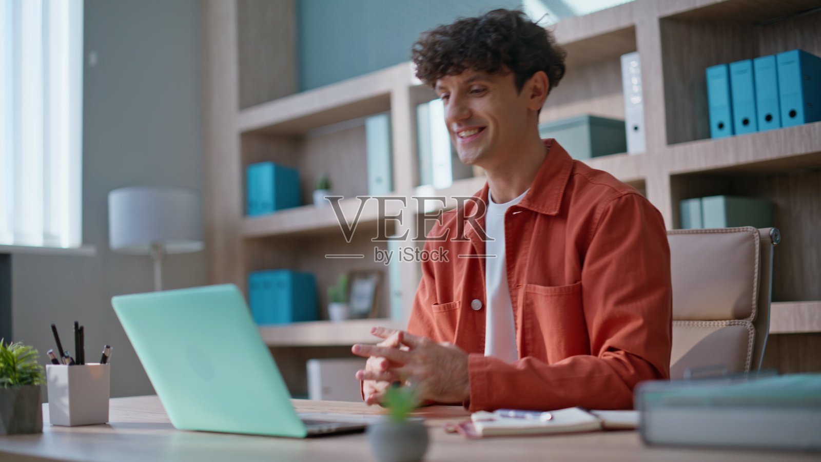 经理在代理办公室与笔记本电脑摄像头进行网络聊天的特写镜头照片摄影图片