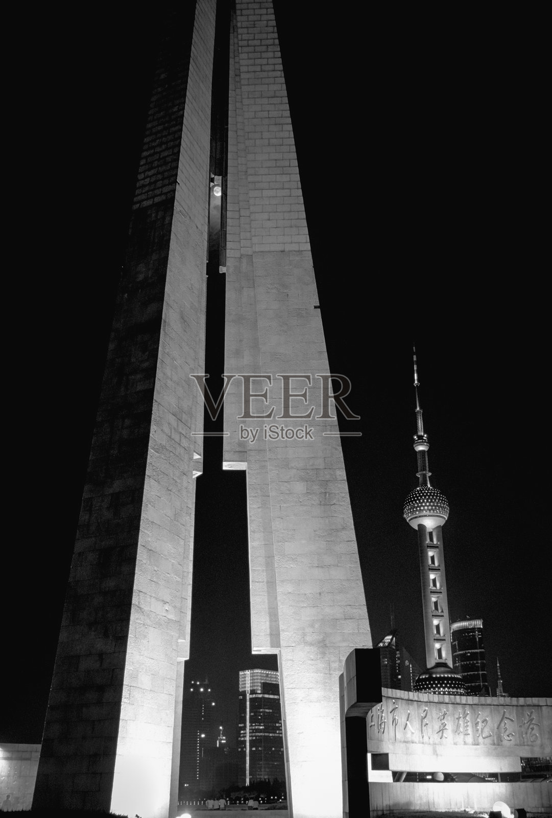 上海东方明珠塔和人民英雄纪念塔的夜景黑白照片照片摄影图片
