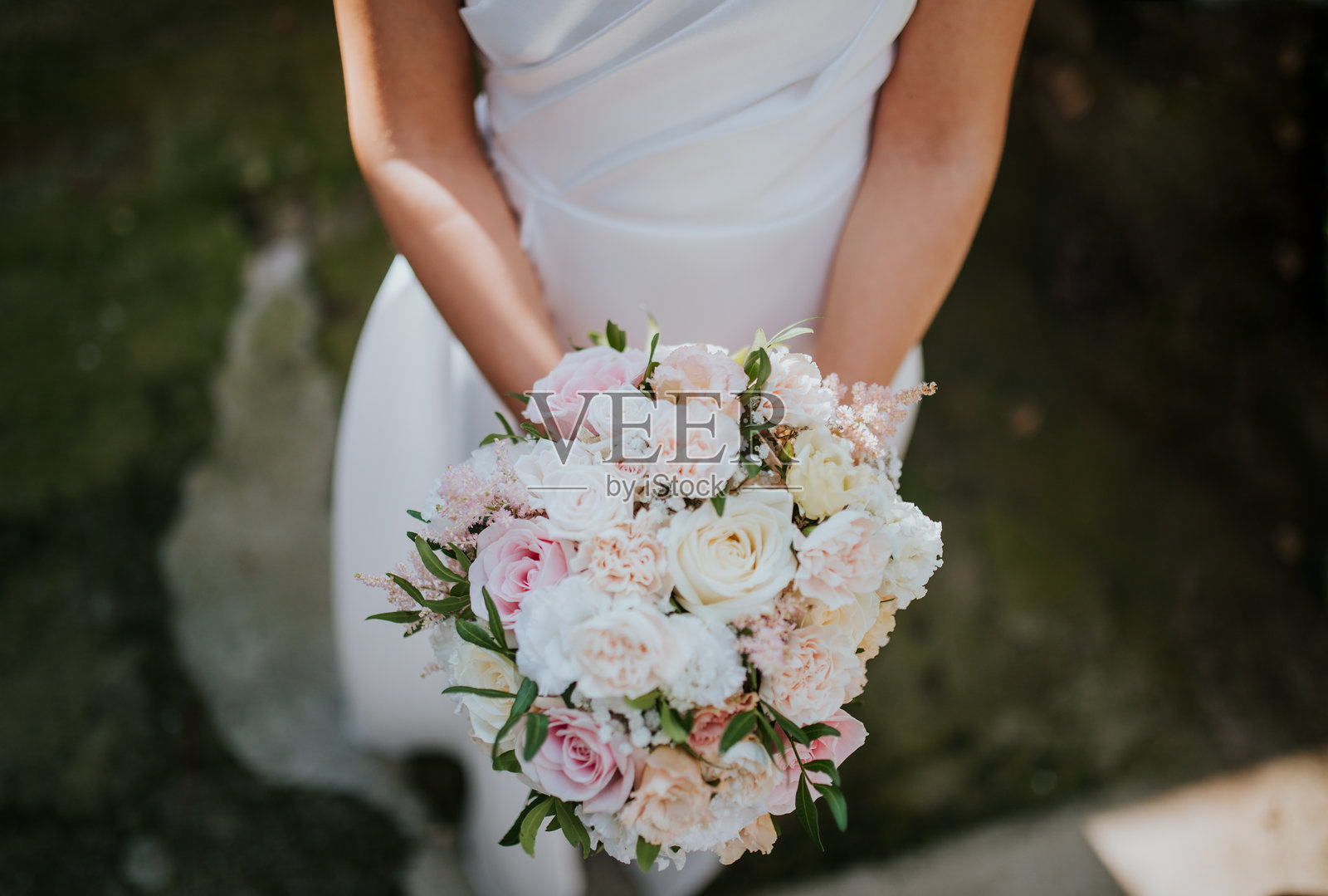 新娘手捧优雅的婚礼花束照片摄影图片