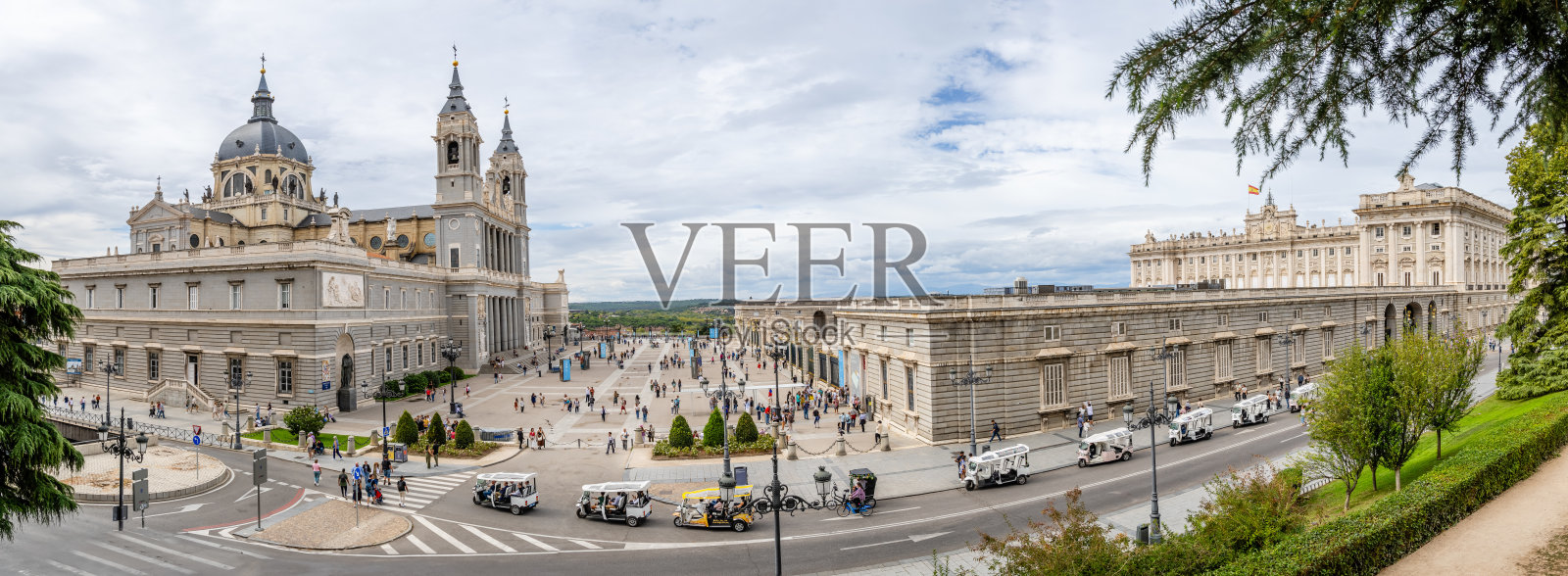 马德里王宫的外观，游客在西班牙马德里周围游览照片摄影图片
